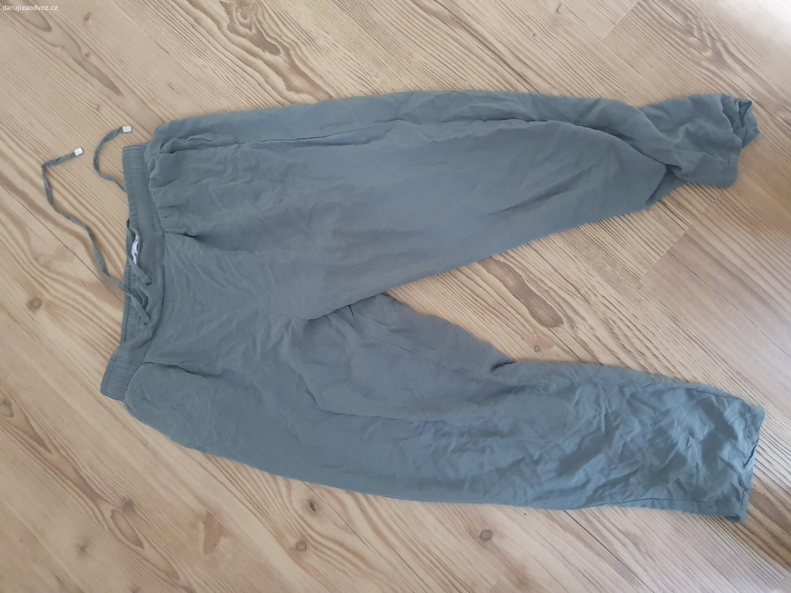 Mix dámské oblečení. Sukně M, Lehké kalhoty kratší S a svetr oversized S, lezou z něj nitky viz foto.