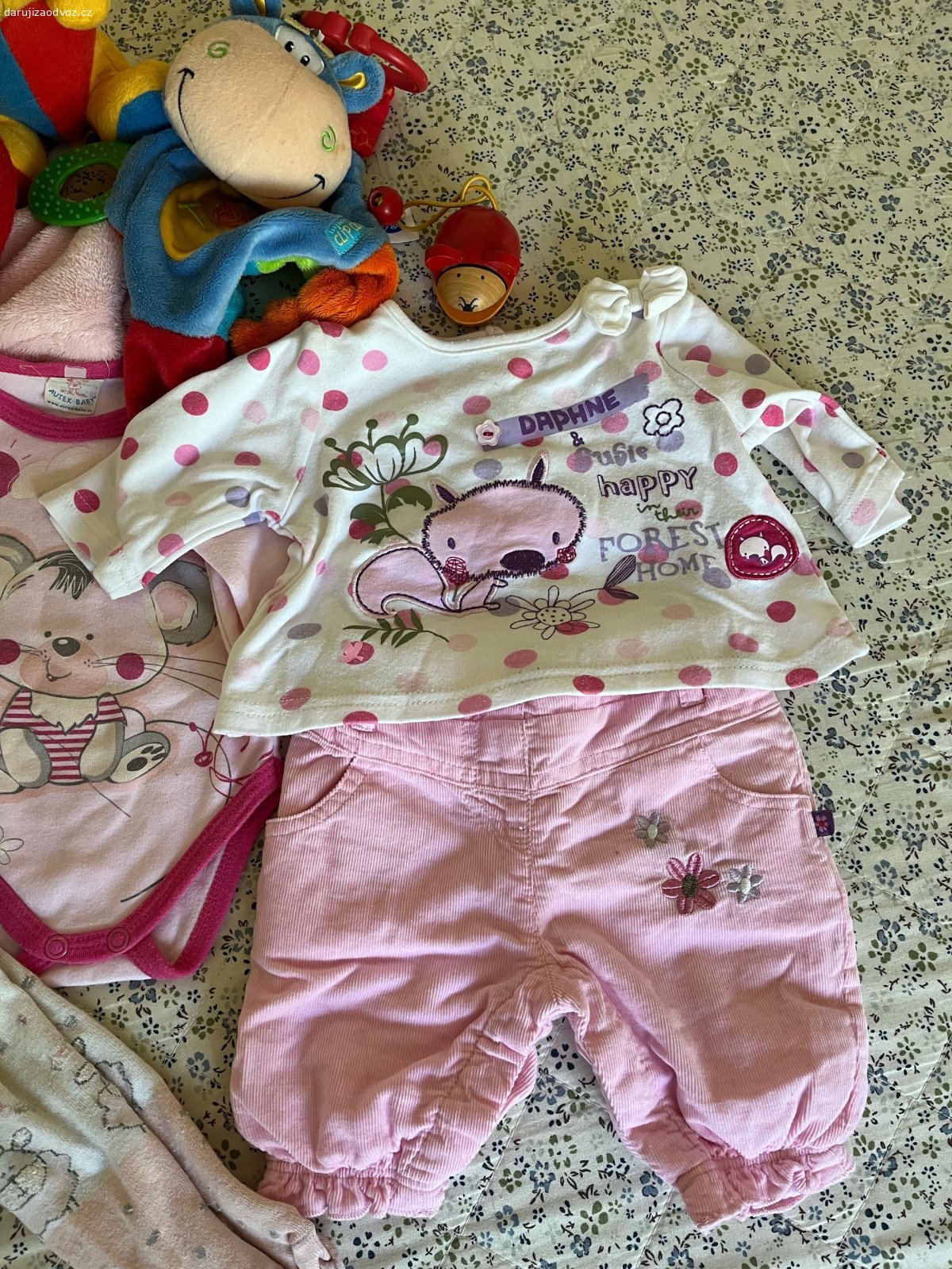 mix oblečení na mimi od nula roků. •daruji mix nádherného oblečení na mimi od nula roků :)
•overal je tak cca od půl  roku 
•hračky plyšové od nula roků
•vše skoro jak nové
vše jen za poštovné které si zařídí kupující jen mi pošle kód od dopravce a já zabalím a pošlu