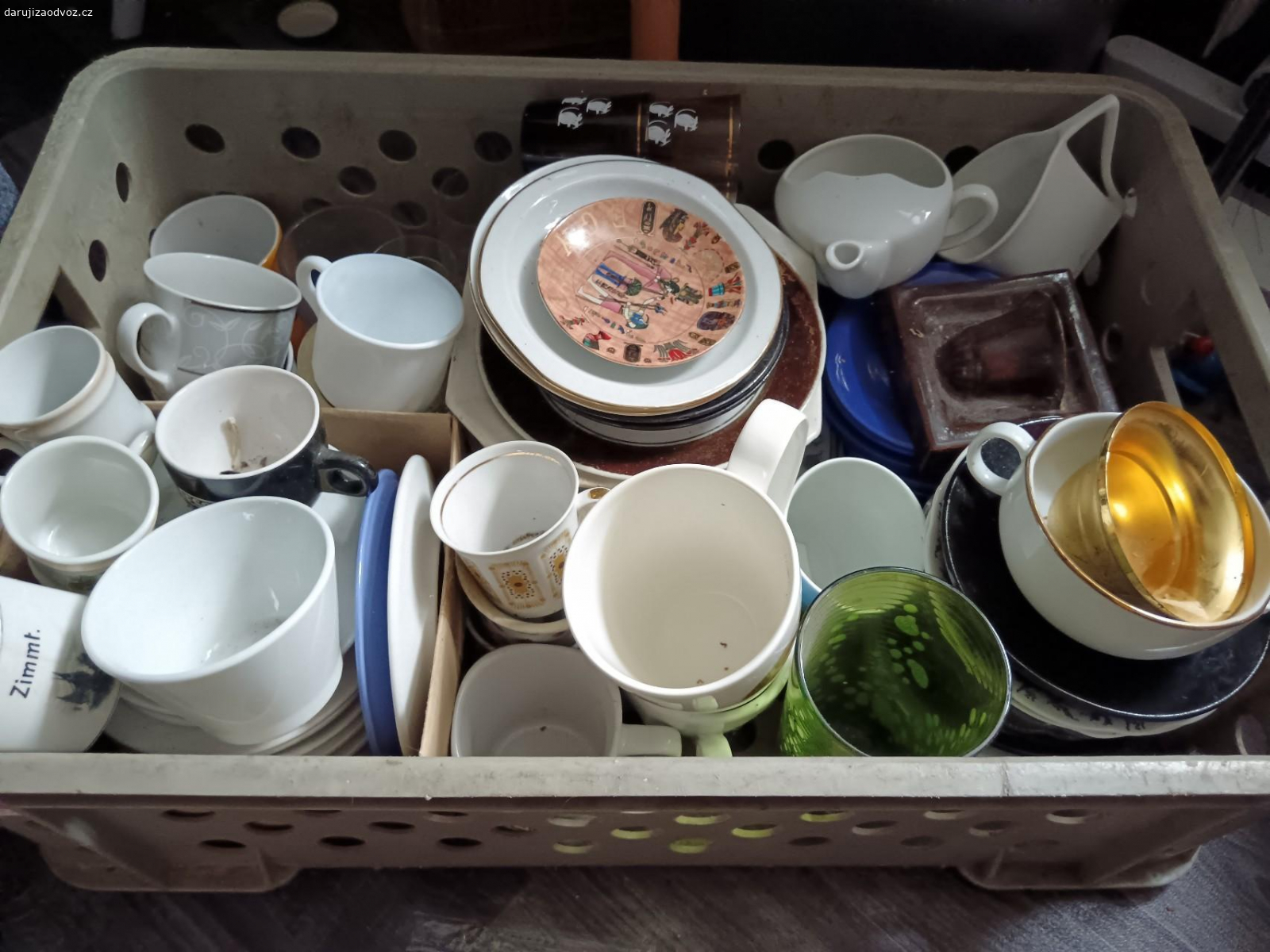 Mix porcelánu/skla. Daruji mix přebytečného porcelánu a skla. 
Talířky, podšálky, hrníčky, skleničky ..) osobní odběr