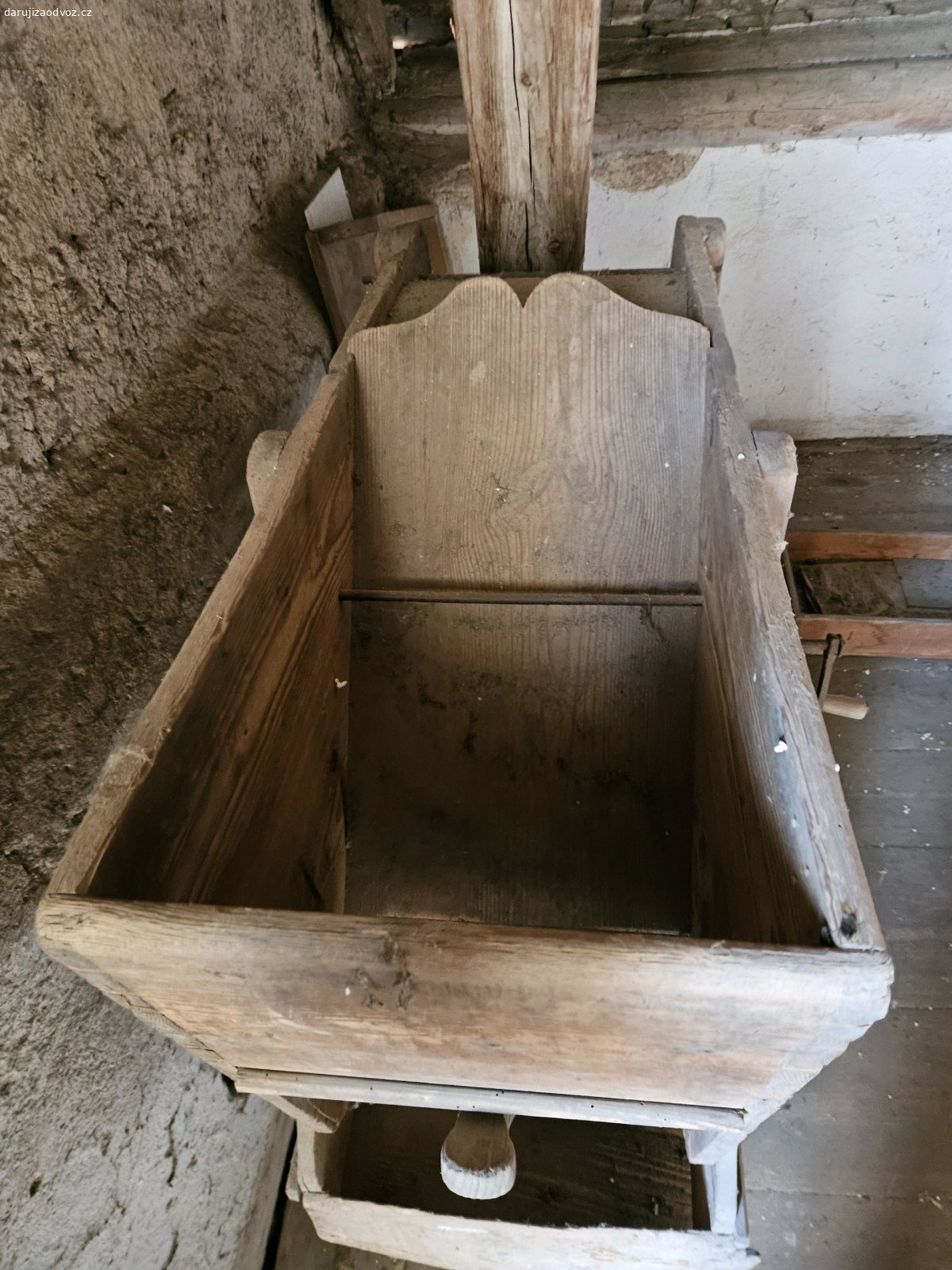 Mlátička. Historický kousek, poměrně zachovalý a mechanicky funkční. Je mi líto ho zničit, takže ho nechám zdarma tomu pro koho může mít hodnotu. Je nutno ho snést z půdy (pomohu). Odvoz vlastní.