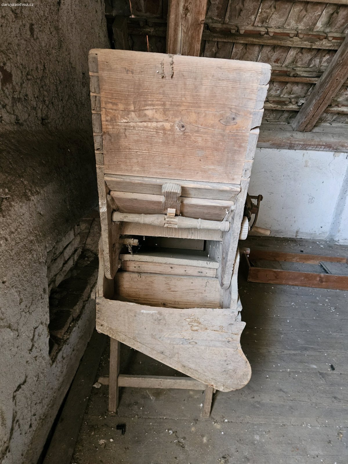 Mlátička. Historický kousek, poměrně zachovalý a mechanicky funkční. Je mi líto ho zničit, takže ho nechám zdarma tomu pro koho může mít hodnotu. Je nutno ho snést z půdy (pomohu). Odvoz vlastní.