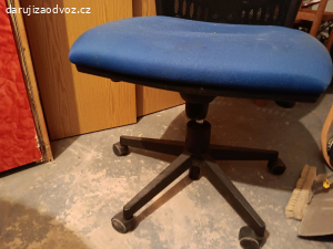 Modrá kancelářská židle