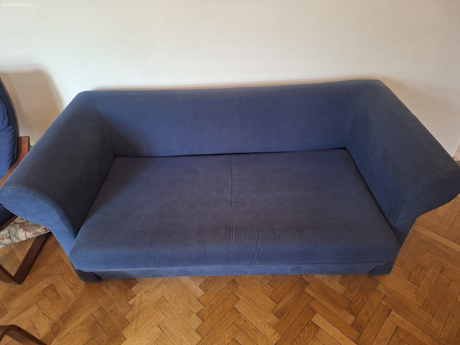 Modrá pohovka. Pohovka tmavě modrá + 3 polštáře
Rozkládací 
Rozměry: Šířka 185 cm hloubka 88cm  výška 71cm
Používaná, dobrý stav