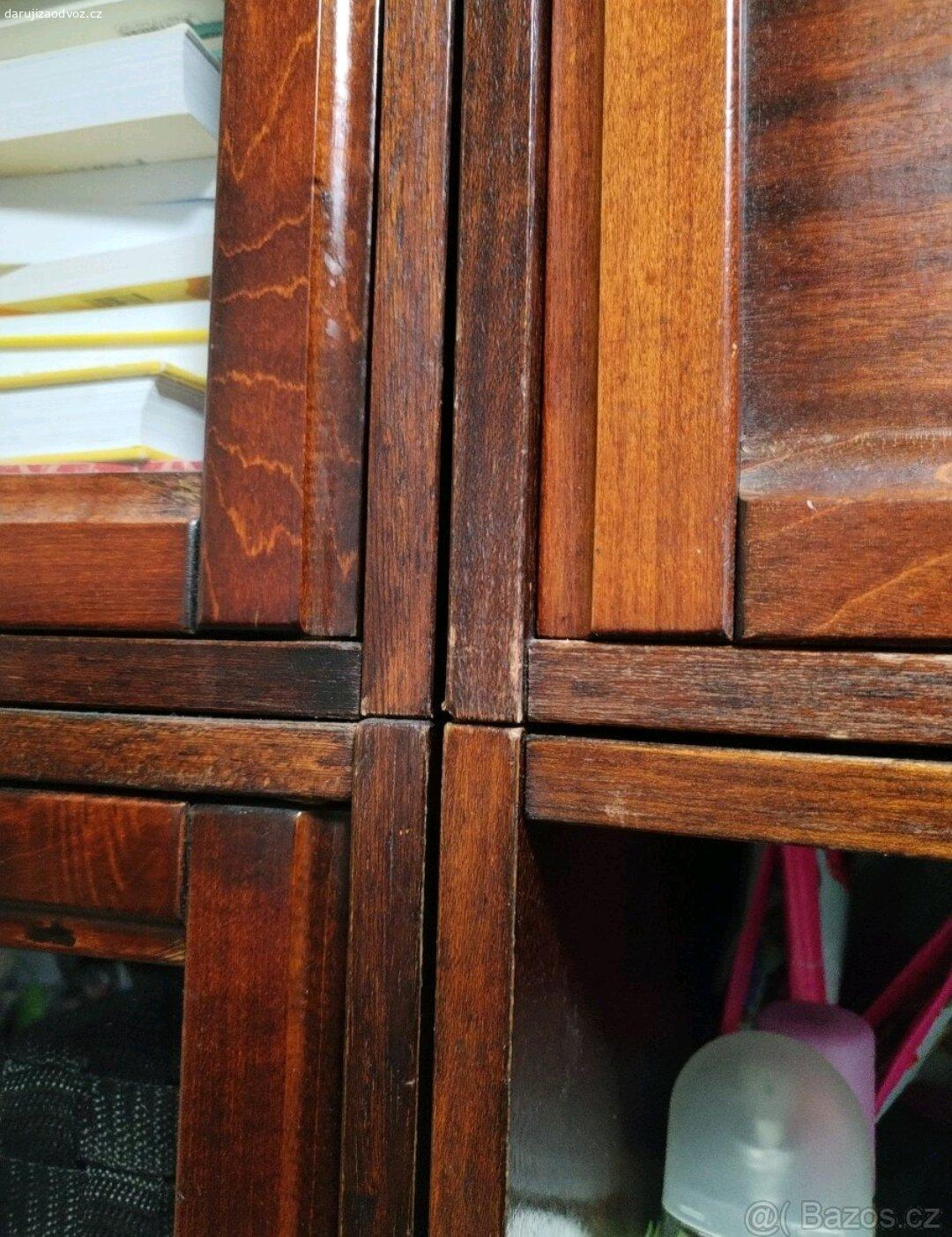 modulární kombinovatelné skříňky. Věnuji za odvoz + odnos (jedno patro) původní obývací stěnu VIKO, mořený gabon (exotická dřevina), vyrobeno 1986, korpus laťovka s dýhou, dvířka s dřevěným rámečkem, jednotlivé moduly jsou lepené (nelze je demontovat), lze je vzájemně stáhnout nábytkovým šroubením, lze poskládat naprosto libovolně, i do více menších sestav, v sestavě na první fotce výška 240, šířka 260, druhá varianta sestavy 440 šířka. Ideální k renovaci, lze použít i tak jak jsou.
Všechny moduly hloubka 40 cm, kromě šatního modulu všechny výška 80 cm, šatní modul výška 160 cm, šířka v popisu dále jednotlivě (vždy 60 nebo 80). 
5 ks s plnými dvířky, s policemi, šířka 60 cm
2 ks bez dvířek, s policemi (jedna se zády a jedna bez), šířka 60 cm
1 ks s dvířky s dřevěnou výplní, dvě police, šířka 80 cm
2 ks se skleněnými dvířky, dvě police, šířka 80 cm
1 ks s dvířky s dřevěnou výplní, nahoře otevřený police, uvnitř šatní výsuvná tyč, šířka 60 cm