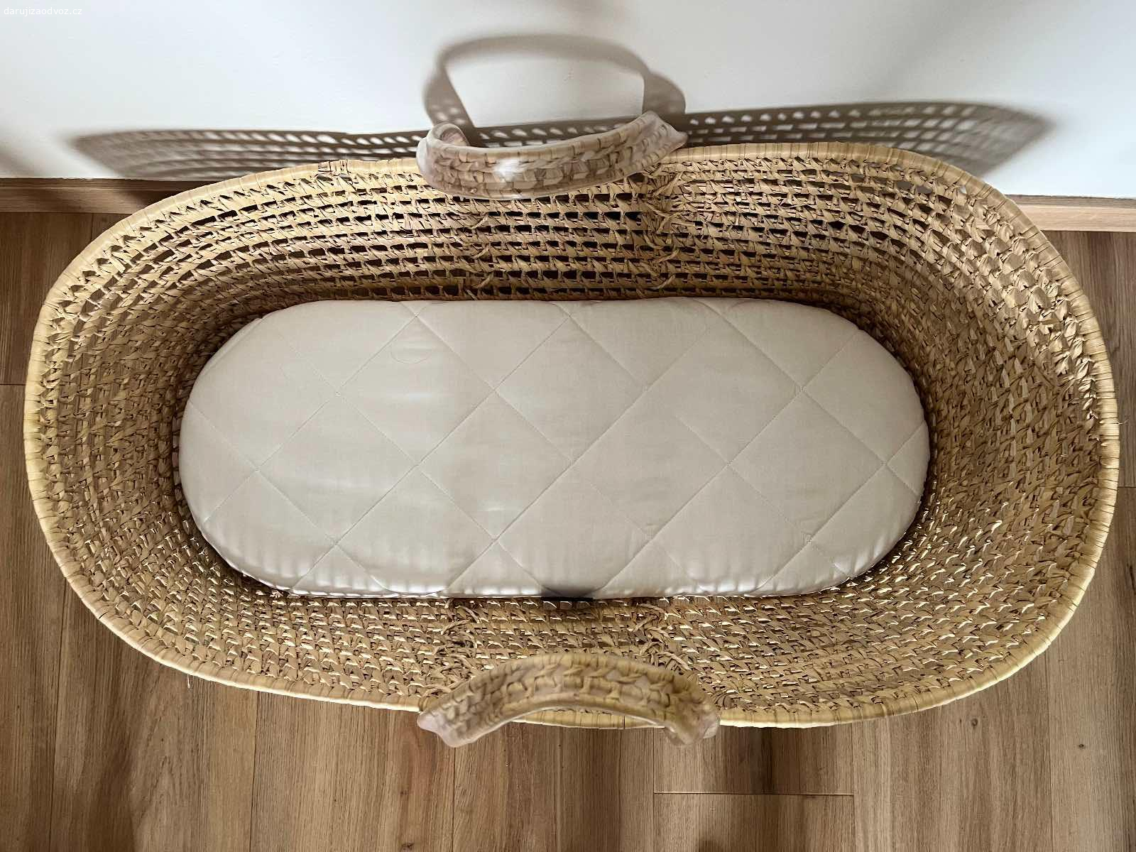 Mojžíšův koš. Daruji Mojžíšův koš po jednom dítěti. Nová a nepoužitá matrace. Proutí je trochu poničené viz foto. 

Pouze osobní odběr Plzeň
