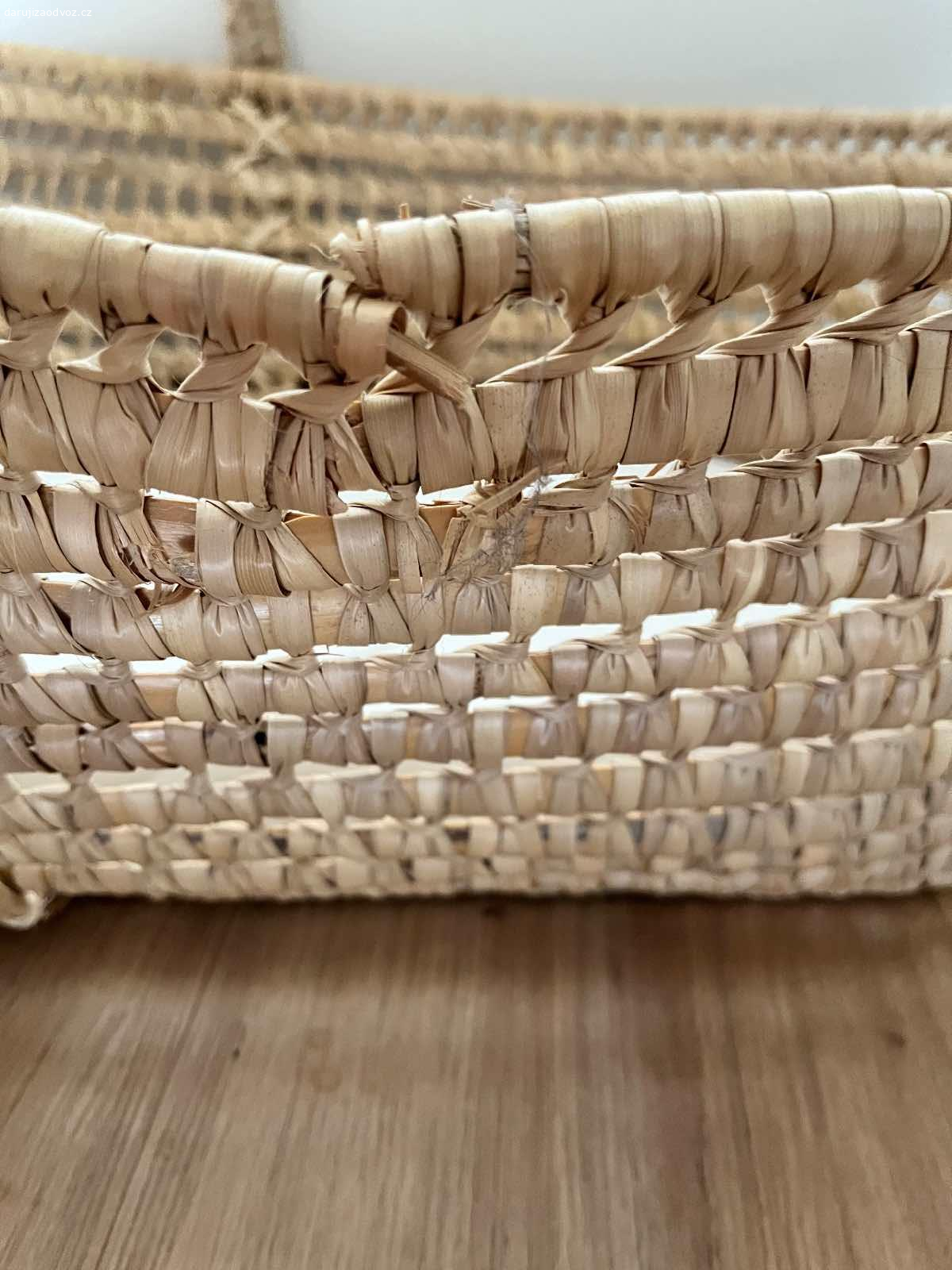 Mojžíšův koš. Daruji Mojžíšův koš po jednom dítěti. Nová a nepoužitá matrace. Proutí je trochu poničené viz foto. 

Pouze osobní odběr Plzeň