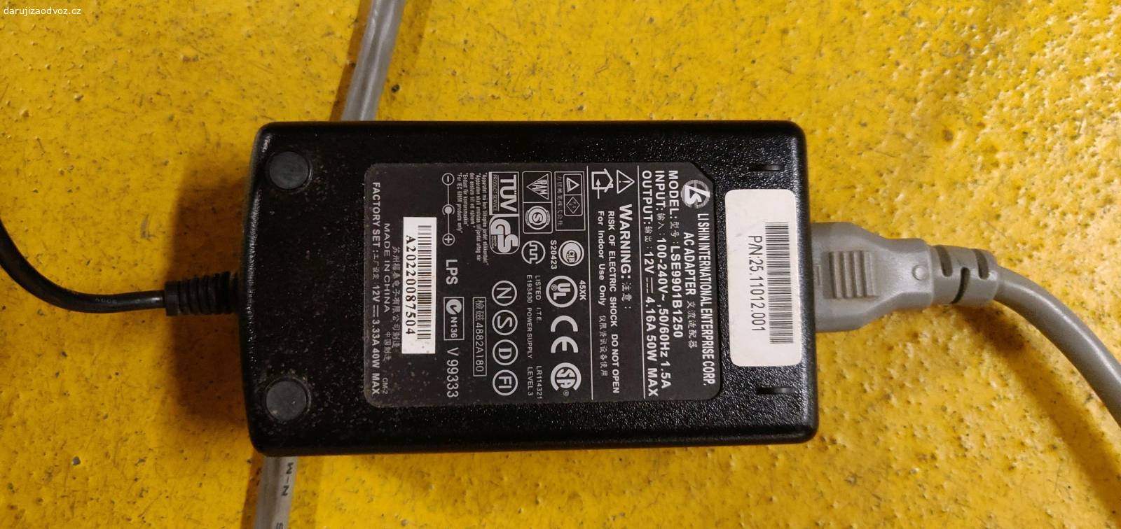 Monitor BenQ 1024x768. Monitor BenQ rozlišení 1024x768, vstup VGA + napájecí adaptér. Funkční.