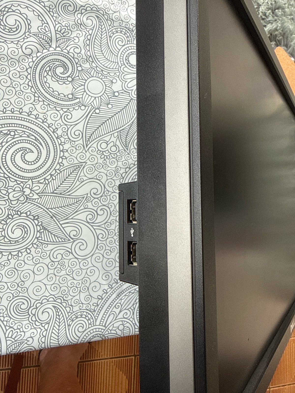 Monitor DELL 2209WAf. Monitor je použitý, sundaný z držáku VESA 100 X 100, plně funkční, bez stojanu, úhlopříčka 22”, USB hub, connectivita DVI-D, D-SUB, 4x USB 2.0, součásti napájecí kabel 230 V. Nativní rozlišení: 1680x1050, Doba odezvy: 5 ms, Velikost bodu: 0,282, Úhly pohledu: 178/178. Váha 7,9 kg.