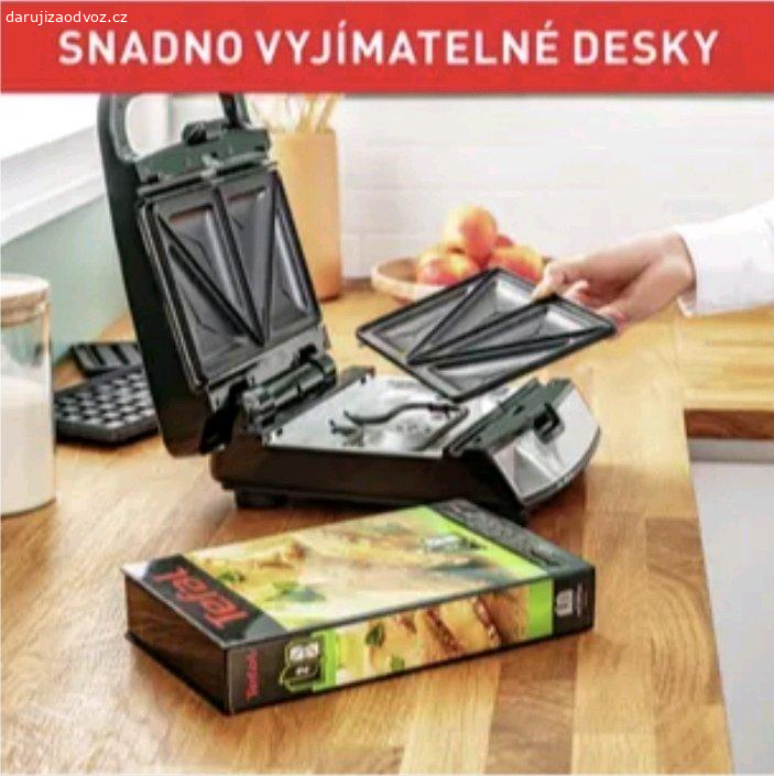 Multifunkční toustovač, vaflovač. Přenecháme za odvoz multifunkční přístroj Tefal Snack Collection SW852D12 v nerezovo-černém provedení.
​Přístroj je plně funkční a skvěle poslouží jak na přípravu klasických sendvičů, toustů, lívanců, tak i na vafle.
​Hlavní vlastnosti:
​Funkce 4 v 1: Součástí jsou 4 druhy výměnných plotýnek viz fotky. 
​Snadná údržba: Nepřilnavý povrch plotýnek, desky lze mýt v myčce na nádobí.
​Všestrannost: Do přístroje lze dokoupit až 16 různých druhů plotýnek, viz stránky výrobce.
​Praktický design: Úložný prostor pro kabel, tepelně izolovaná rukojeť, světelný indikátor nahřátí.
​Příkon: 700 W
​Stav: Používaný, ale v dobrém a plně funkčním stavu. Zadrhává se páčka, která drží plotýnky, hůře se tím pádem vyměňují nástavce, ale možná by šlo vyčistit či promazat. 
​Možnost osobního odběru v Novém Jáchymově, po domluvě v Berouně či možnost zaslat za poštovné (Zásilkovna, Alzabox).