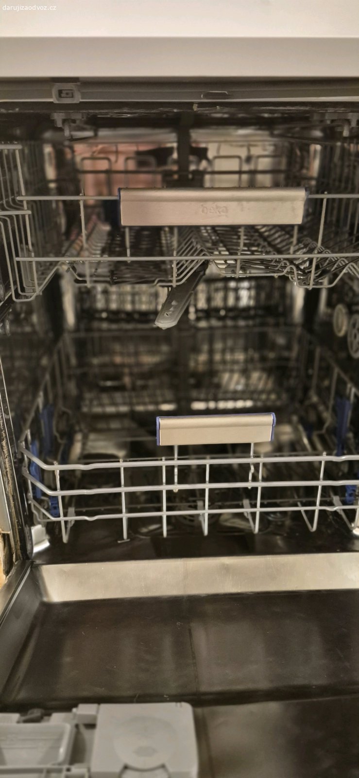 myčka Beko. daruji myčku beko. funkční občas pípá neboť je odřený ovládací dotykový panel.