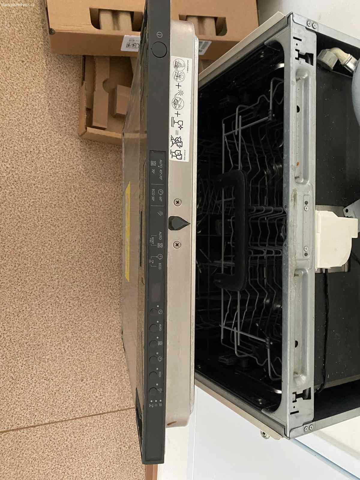 Daruji myčku na nádobí. Myčka na nádobí IKEA SKINANDE - je porouchaná, myje jen studenou vodou, má rozbitou tepelnou spirálu.