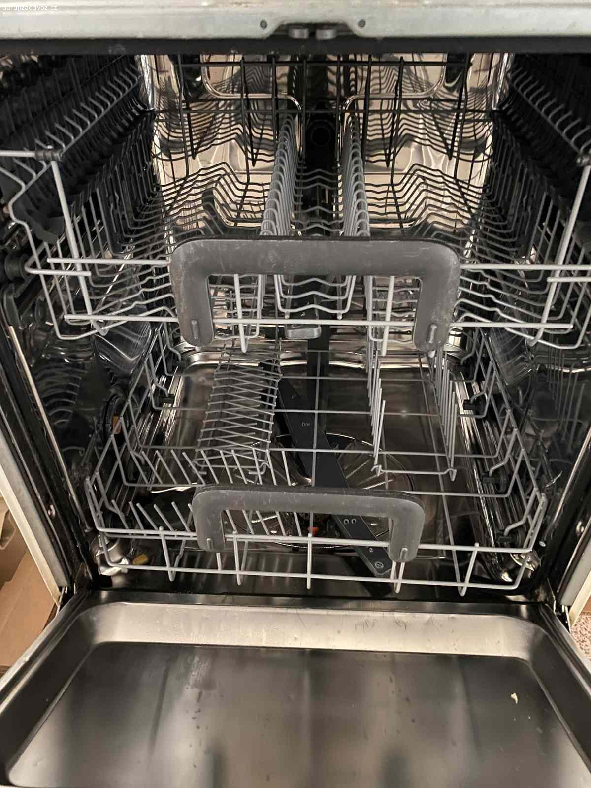 Daruji myčku na nádobí. Myčka na nádobí IKEA SKINANDE - je porouchaná, myje jen studenou vodou, má rozbitou tepelnou spirálu.