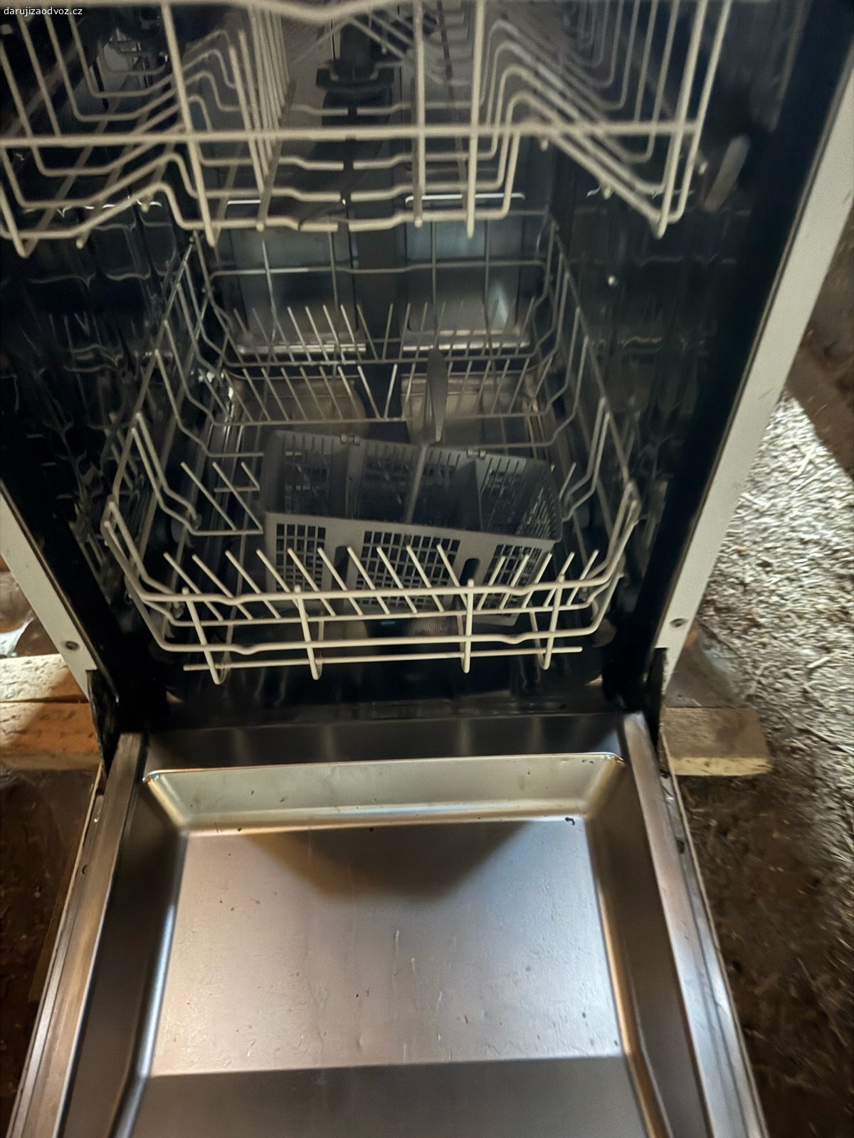 myčka siemens 45cm. 2 roky stála ve stodole, než jsme ji tam dali, fungovala, teď nemám šanci otestovat. má aquastop. upřednostňuji brzký odvoz. ocením hořkou čokoládu, není podmínkou odvozu.