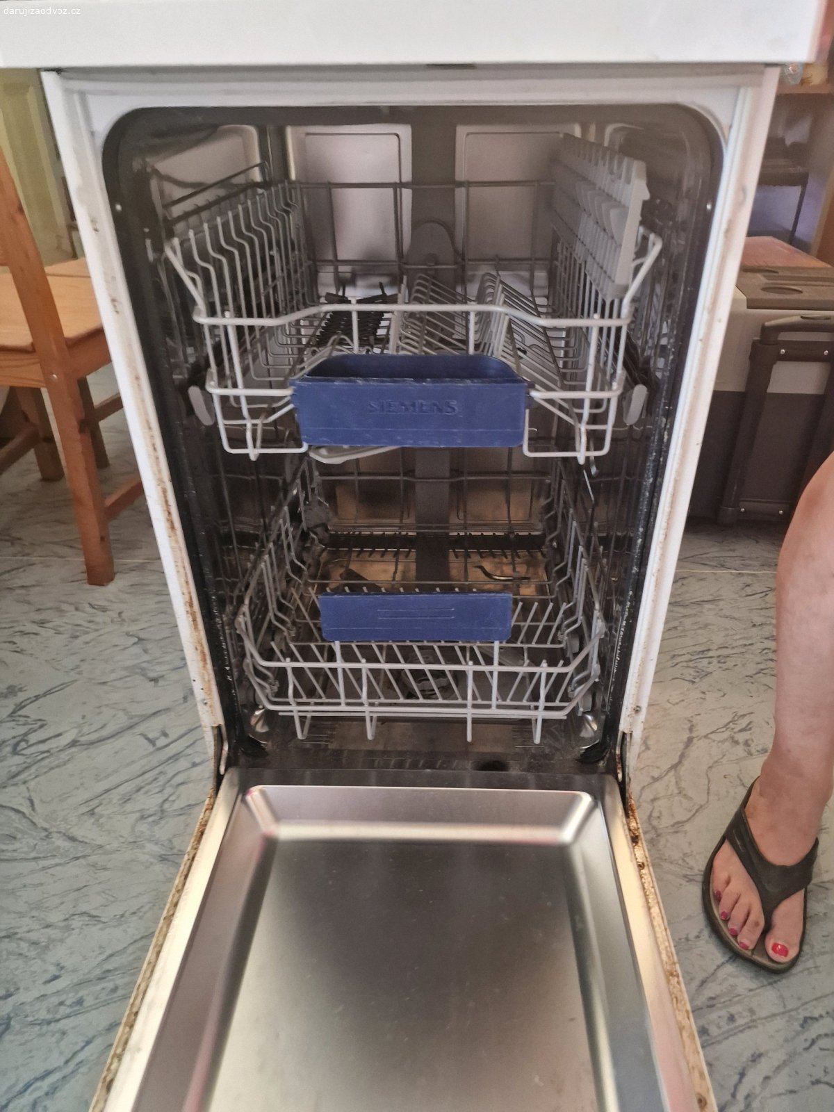 myčka Siemens SR25M233EU. Daruji myčku Siemens SR25M233EU, šířka 45cm, funkční, ale občas hodí chybu. (protéká někde do vany) Stačilo nahnout a fungovala zase měsíc fungovat. už mě to ale nebavilo tak jsem pořídil novou. Někomu na chatu nebo na náhradní díly. Vlastní odnos ze 4 patra bez výtahu a odvoz !!!! Bohužel nepomůžu mám KO kotník. Jinak jde v úterý směr sběrák.