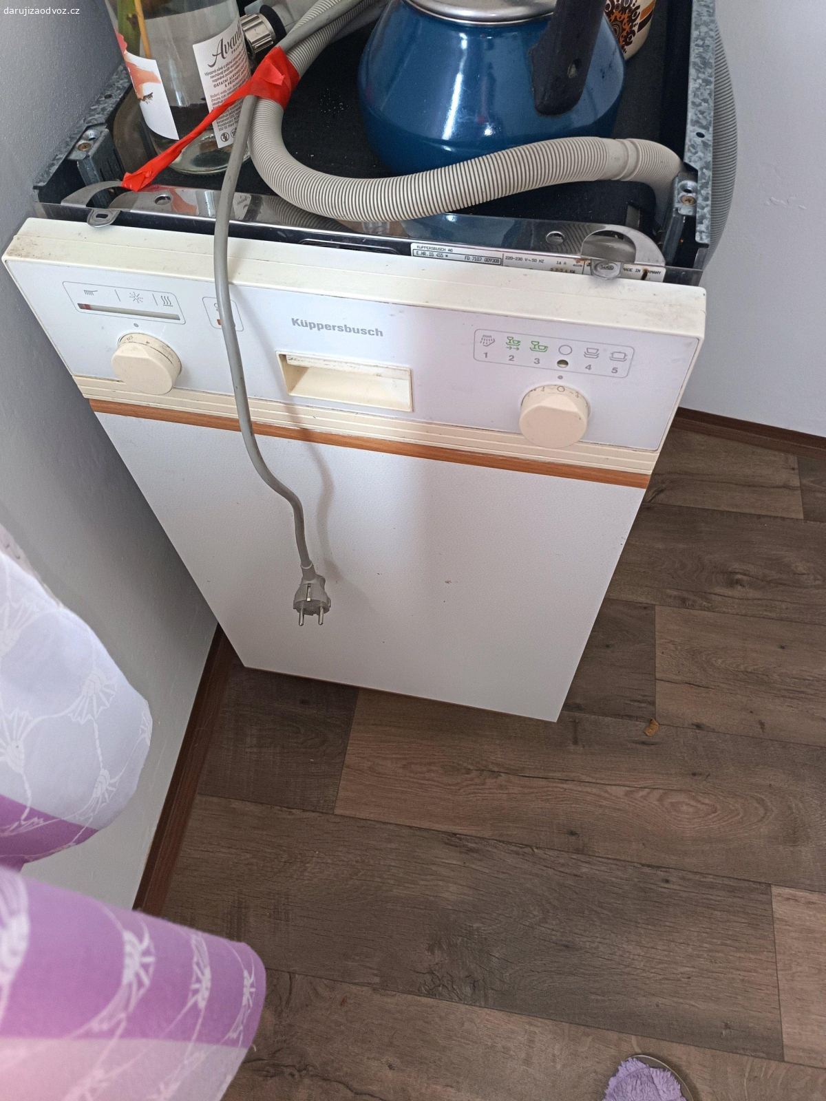 myčka. daruji za odvoz myčku. přestala napouštět vodu ale šikovný opraví. za odvoz  Kolín