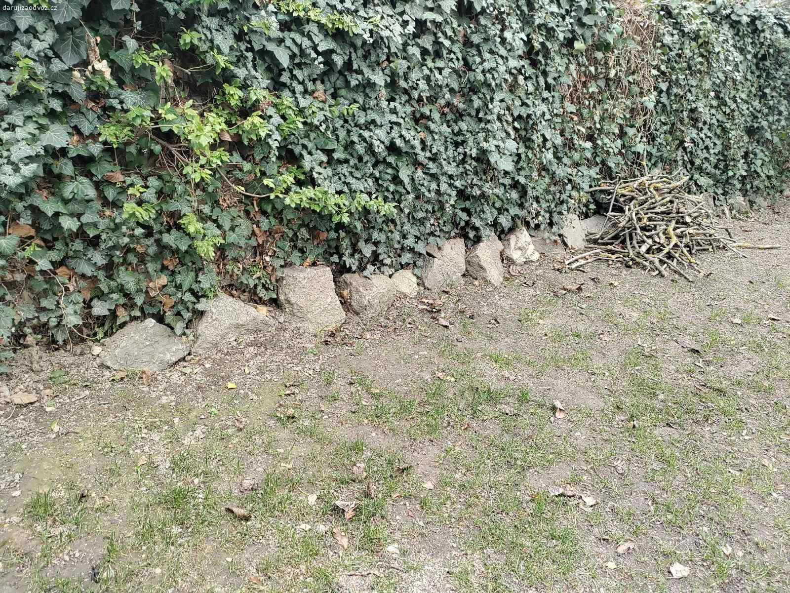 nabízím kameny na zahradu. Máme více větších kamenů, většinou žula. Nabízím za odvoz