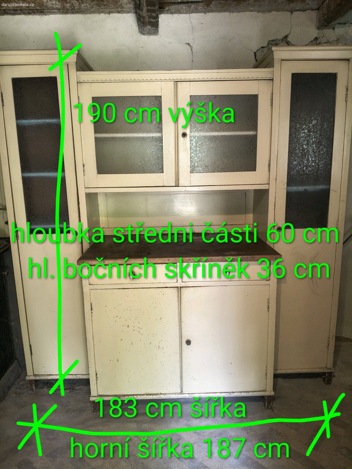 nabizim kredenc. Nabizim za odvoz peknou kredenc, funkcni klíčky, dvere, supliky. Rozmer viz foto.
Mala prasklina na dvirkach, nafoceno. Drzi, je tam jiz dlouho. Pouze osobni vyzvednuti a nalozeni i odvoz. Praha 4 Lhotka.Adresu upresnim.