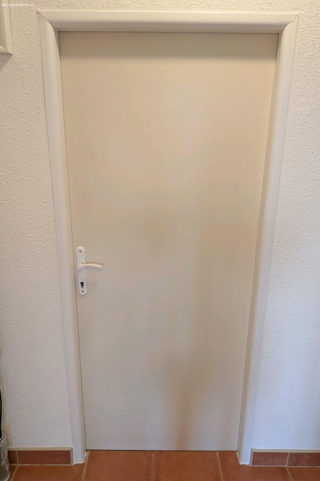 Použité bytové dveře vč. kování. Nabízím pět bytových dveří, včetně kování.. 2x 80L, 2x 60P, 1x60L