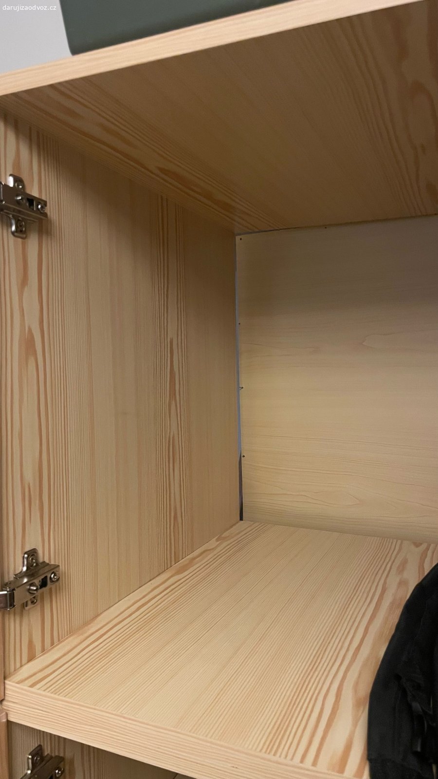 Nabízím prostornou dřevěnou šatní sk. Stav je používaný – na některých místech jsou škrábance a drobné kosmetické vady (viz foto). Případně bude potřeba něco dotáhnout nebo připevnit. Skříň je však stabilní, funkční a může ještě dobře posloužit. 

 Pouze osobni odběr.