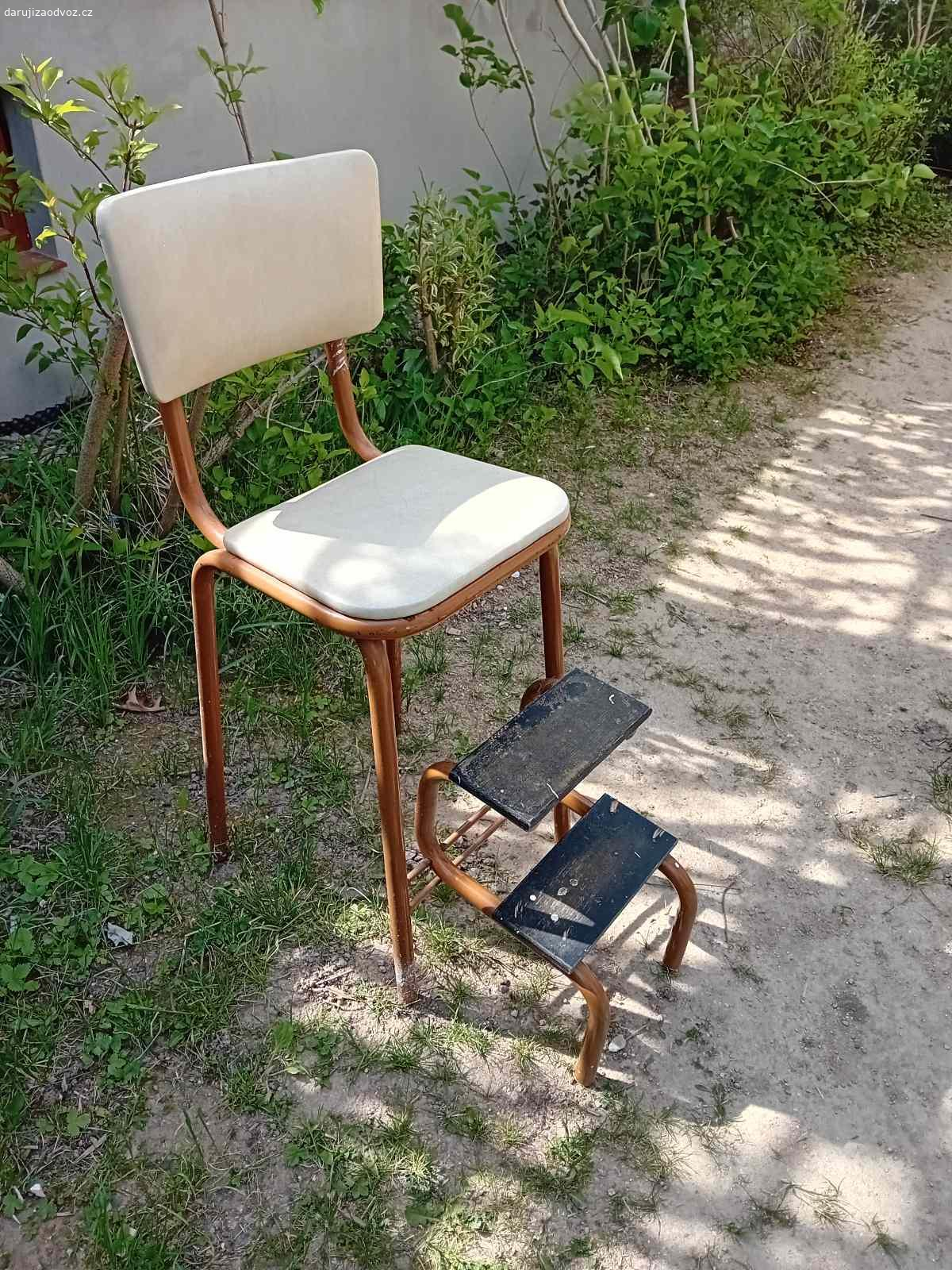 Daruji zachovalou barovou židli se schůdky. V nabídce je zachovalá barová židle se schůdky. Schůdky mají cákance od barvy. Široká paleta využití. Židle je spolehlivá, ale ne zcela moderní a je vidět, že se používala.