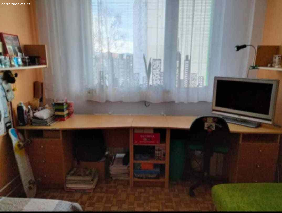 Nábytek do dětského pokoje. Daruji 2 policové skříňky, 2 psací stoly, počítačový stůl, 2 poličky a 2 židle. Možno i jednotlivě.