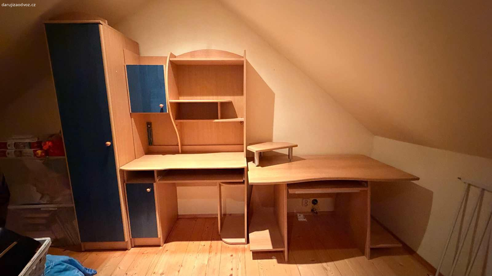 Nábytek do dětského pokoje. Dvě vysoké skříně, komoda, knihovna, stěna s psacím stolem, pc stůl. Nemusíte chtít vše. Na steně s psacím stolem je jedna díra a dekorace ktera mi nejde odlepit. Jinak vše super stav. Případně zašlu rozměry a podrobné foto.