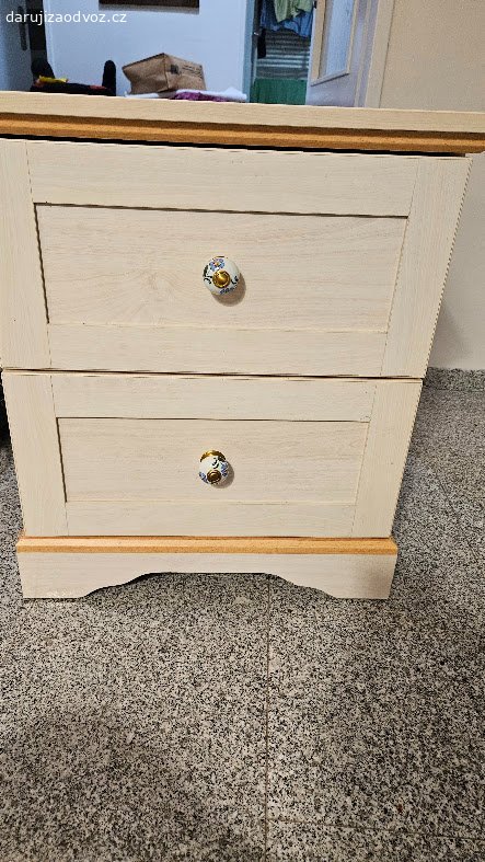 Nábytek do dívčího/dětského pokoje. Dívčí pokoj, používaný, ve slušném stavu. 

postel 120x200 bez matrace 
Velká skříň-nutná drobná oprava 
Knihovna 
Noční stolek 
Pouze osobní odběr Praha Kyje 4.8.-6.8.
Postel je již rozmontovaná.