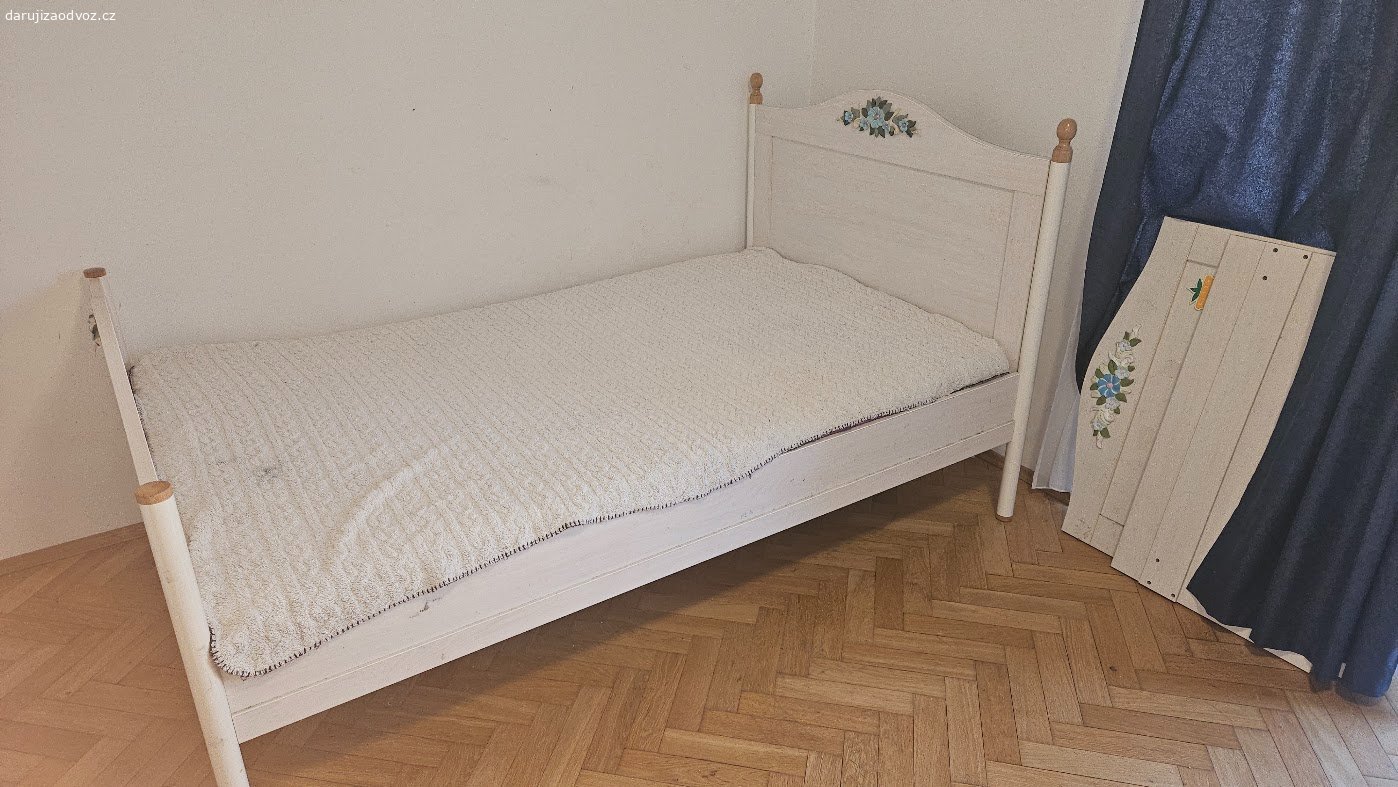 Nábytek do dívčího/dětského pokoje. Dívčí pokoj, používaný, ve slušném stavu. 

postel 120x200 bez matrace 
Velká skříň-nutná drobná oprava 
Knihovna 
Noční stolek 
Pouze osobní odběr Praha Kyje 4.8.-6.8.
Postel je již rozmontovaná.