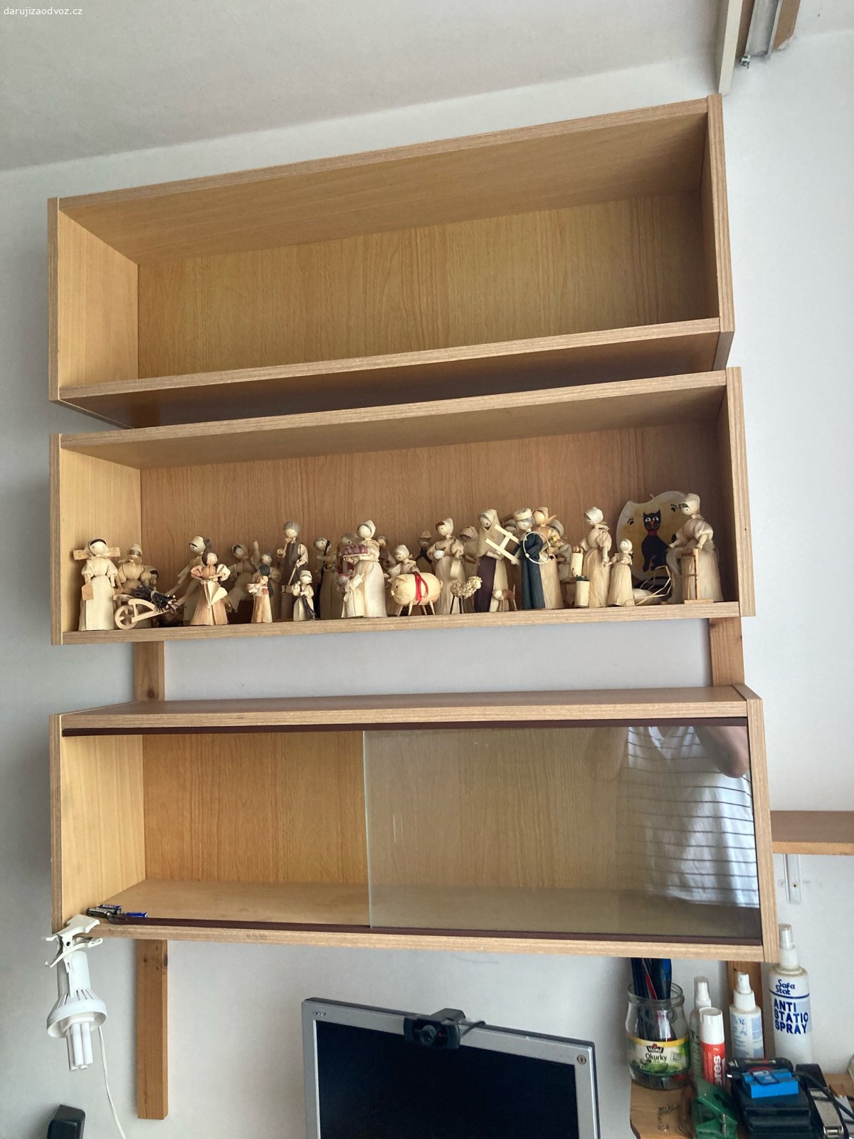 Nábytek do kanceláře. Čtyři skříňky plus jedna prosklená.