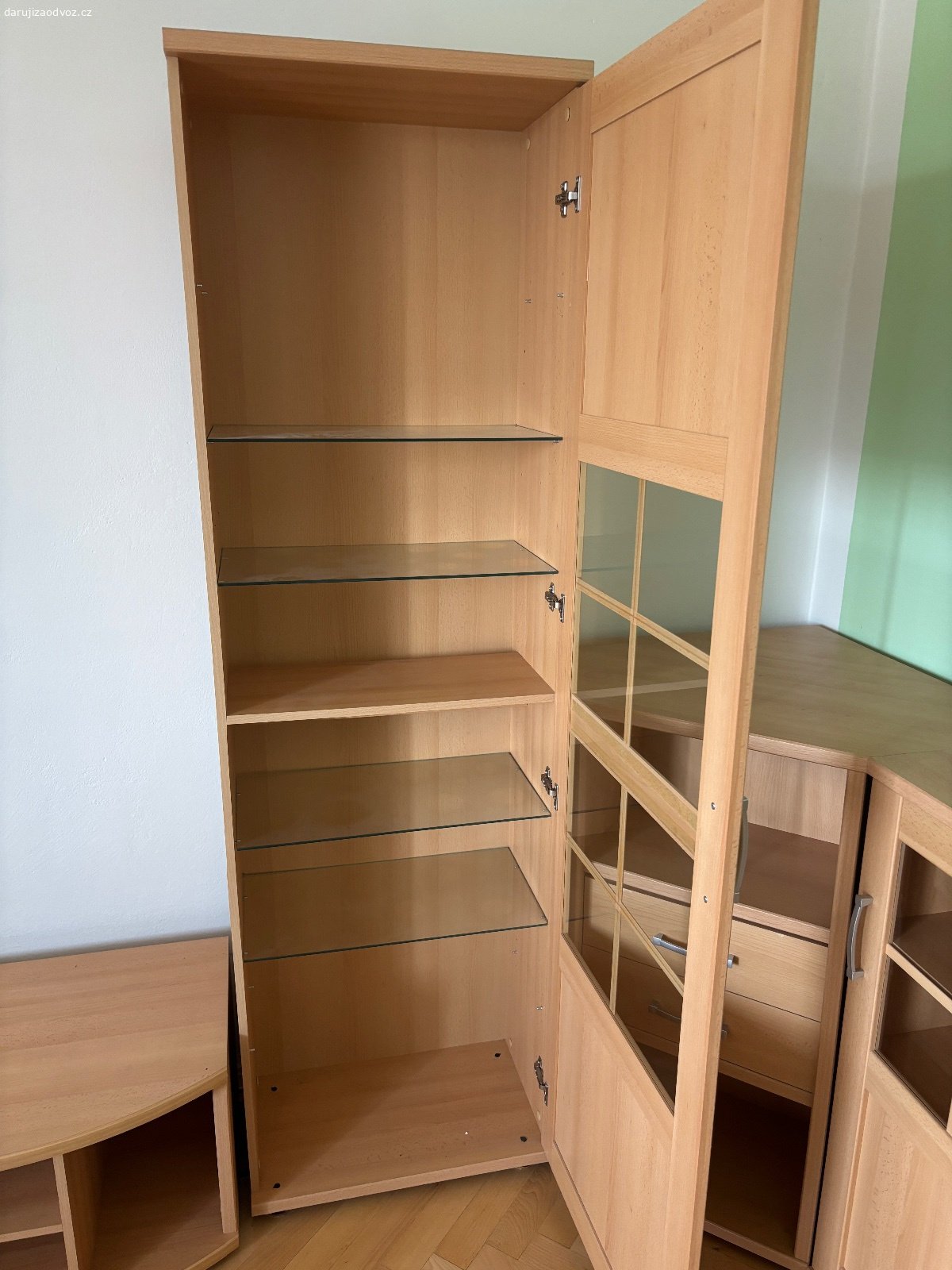 Nábytek do obýváku. Daruji za odvoz nábytek do obýváku, starší, ale v dobrém stavu. Nutný vlastní odvoz a naložení (případně rozebraní), 3. patro s výtahem.
