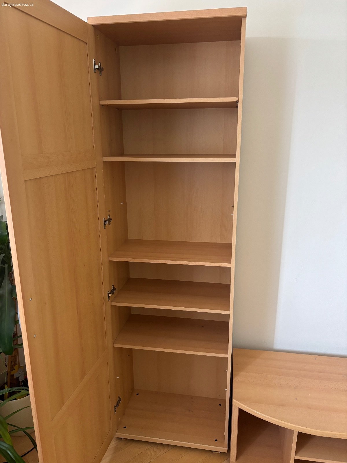Nábytek do obýváku. Daruji za odvoz nábytek do obýváku, starší, ale v dobrém stavu. Nutný vlastní odvoz a naložení (případně rozebraní), 3. patro s výtahem.