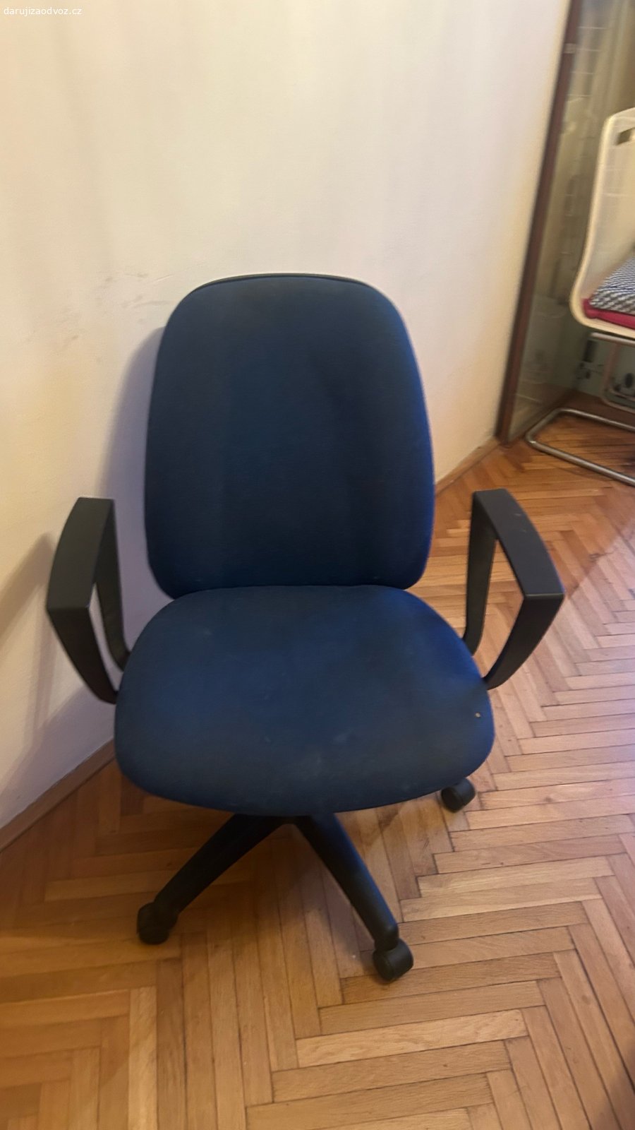 nábytek k odvozu. je třeba rozmontovat. volejte