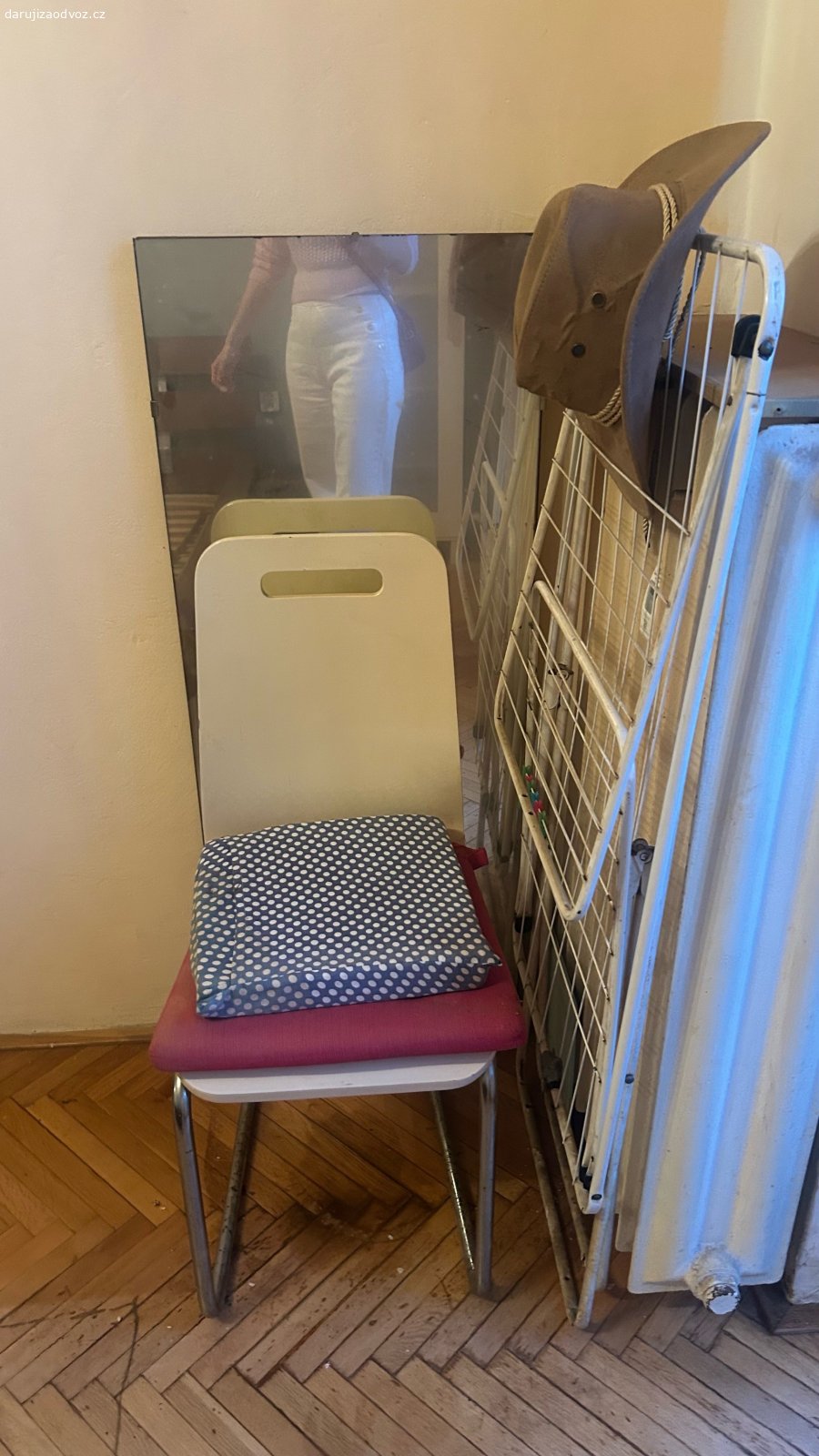 nábytek k odvozu. je třeba rozmontovat. volejte