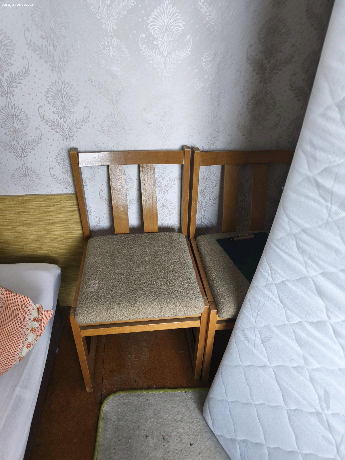 Nábytek za odvoz. nabízíme za odvoz starší nábytek - kuch. Polička, stůl, židle polstrované (je jich více), psací stůl se šuplíky, 3x válenda, skříň (na ramínka)