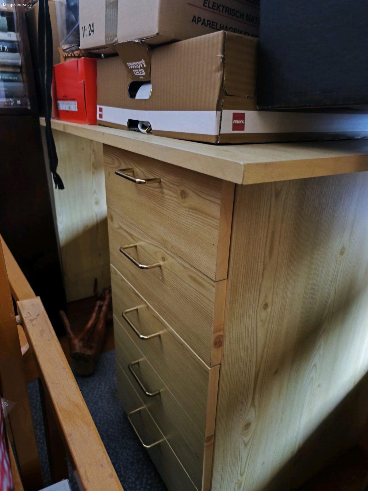 Nábytek za odvoz. nabízíme za odvoz starší nábytek - kuch. Polička, stůl, židle polstrované (je jich více), psací stůl se šuplíky, 3x válenda, skříň (na ramínka)