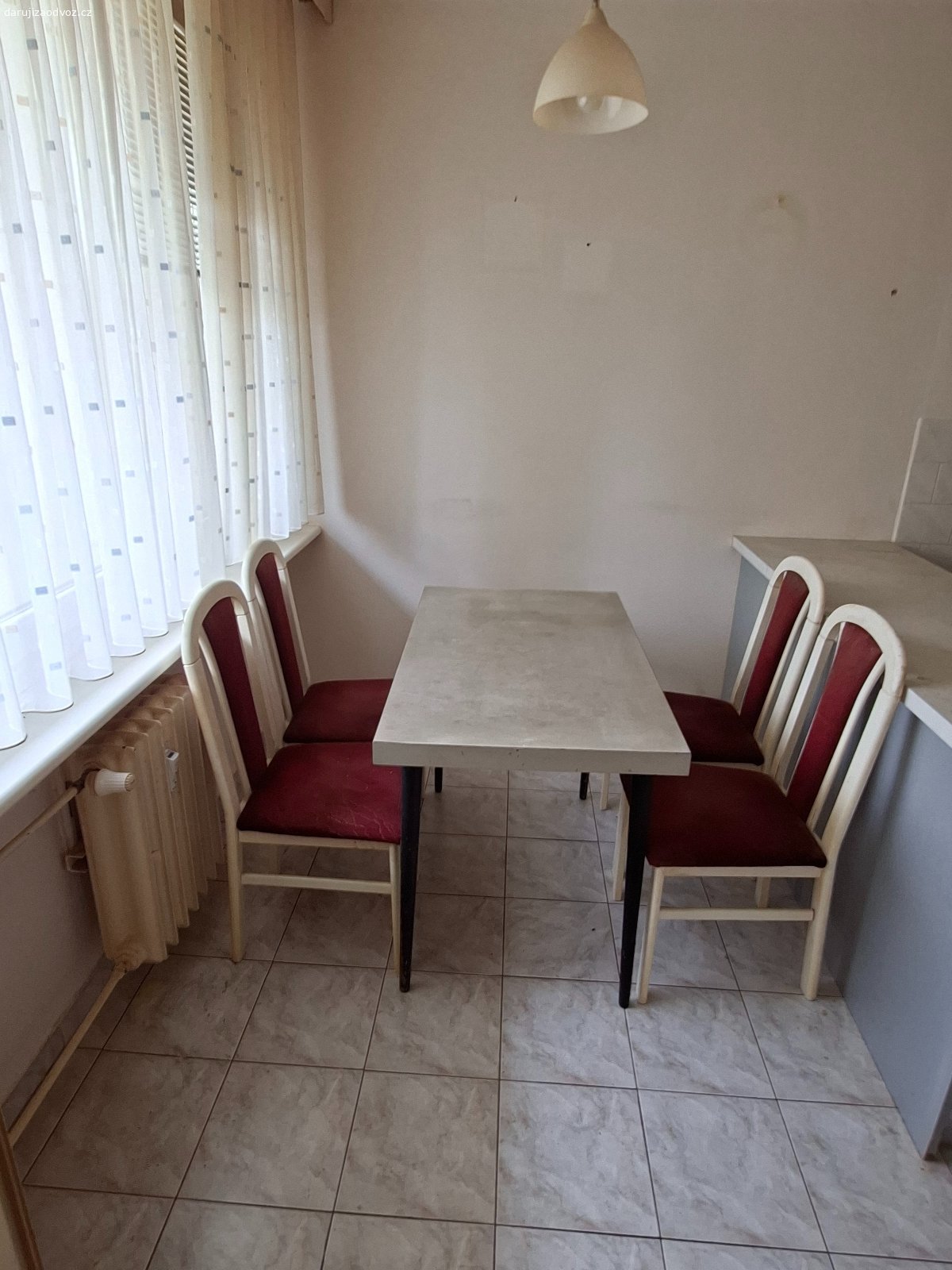 Nábytek za odvoz. Obývací stěna, 2 ks skříní, kuchyňský stůl a židle, stěna z dětského pokoje, zrcadlo, poličky, noční stolky, vše co je na fotografiích.