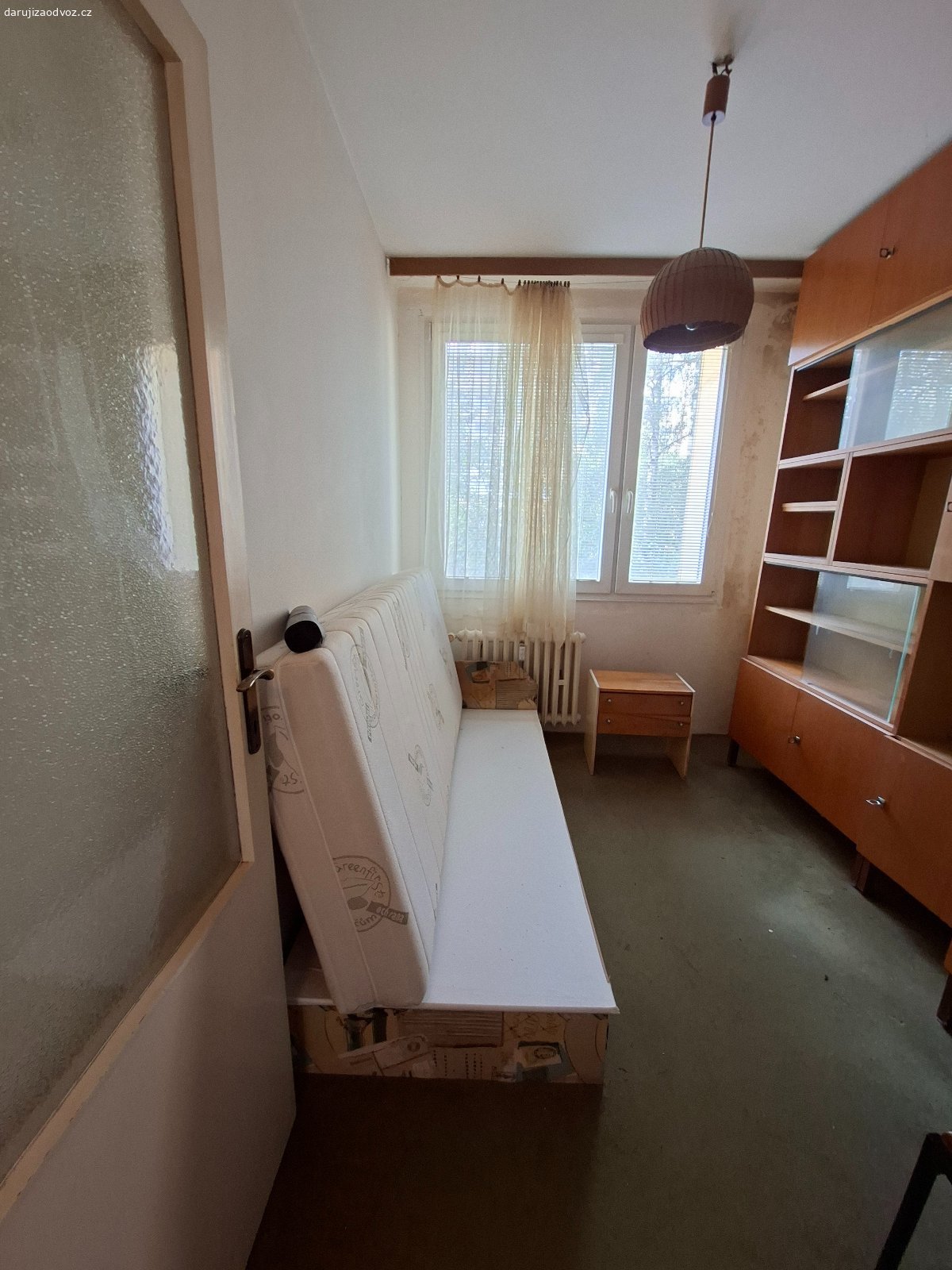 Nábytek za odvoz. Obývací stěna, 2 ks skříní, kuchyňský stůl a židle, stěna z dětského pokoje, zrcadlo, poličky, noční stolky, vše co je na fotografiích.