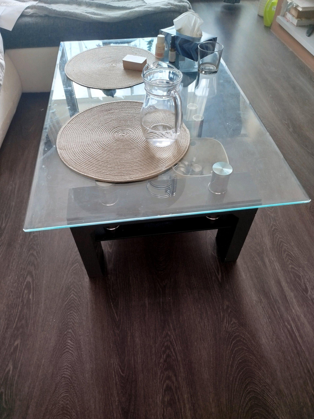 Nábytek. nabízím k odvozu zdarma skleněný vesak, skleněný stolek do obývacího pokoje, dále dřevěný pracovní stůl a malá textilní nerozkladaci pohovka.