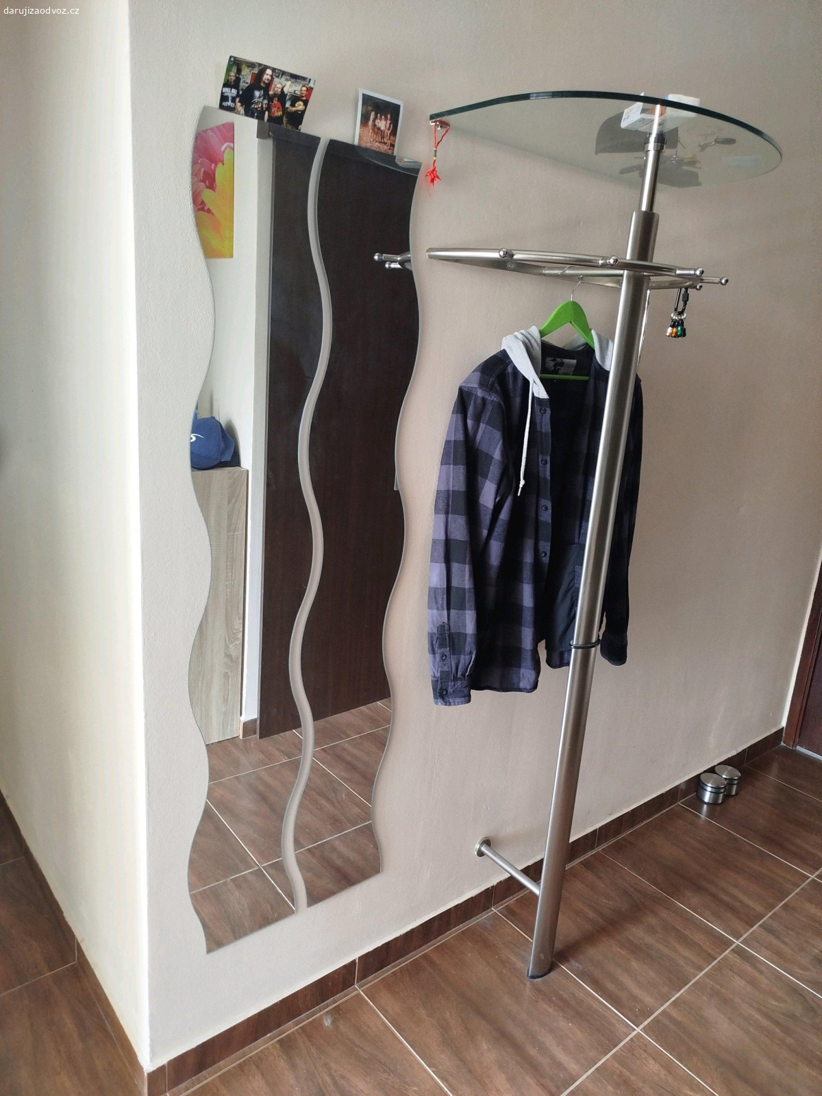 Nábytek. nabízím k odvozu zdarma skleněný vesak, skleněný stolek do obývacího pokoje, dále dřevěný pracovní stůl a malá textilní nerozkladaci pohovka.