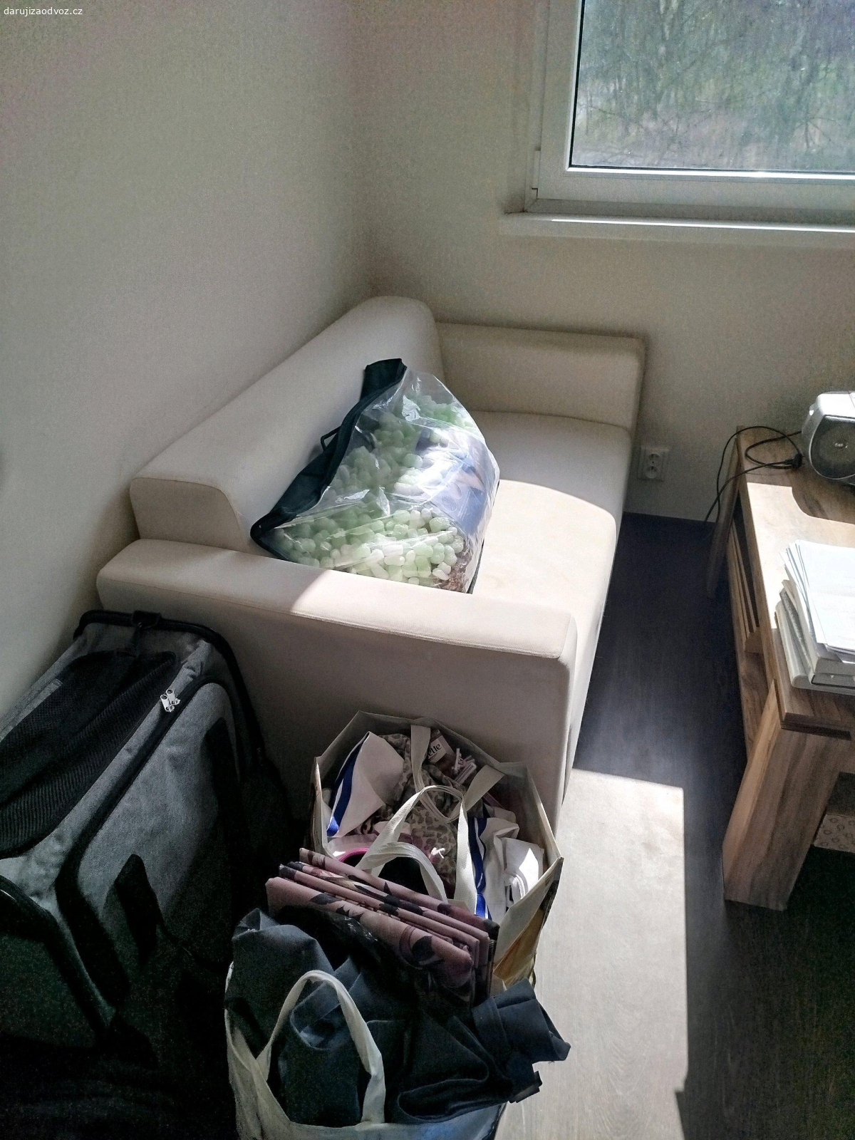 Nábytek. nabízím k odvozu zdarma skleněný vesak, skleněný stolek do obývacího pokoje, dále dřevěný pracovní stůl a malá textilní nerozkladaci pohovka.