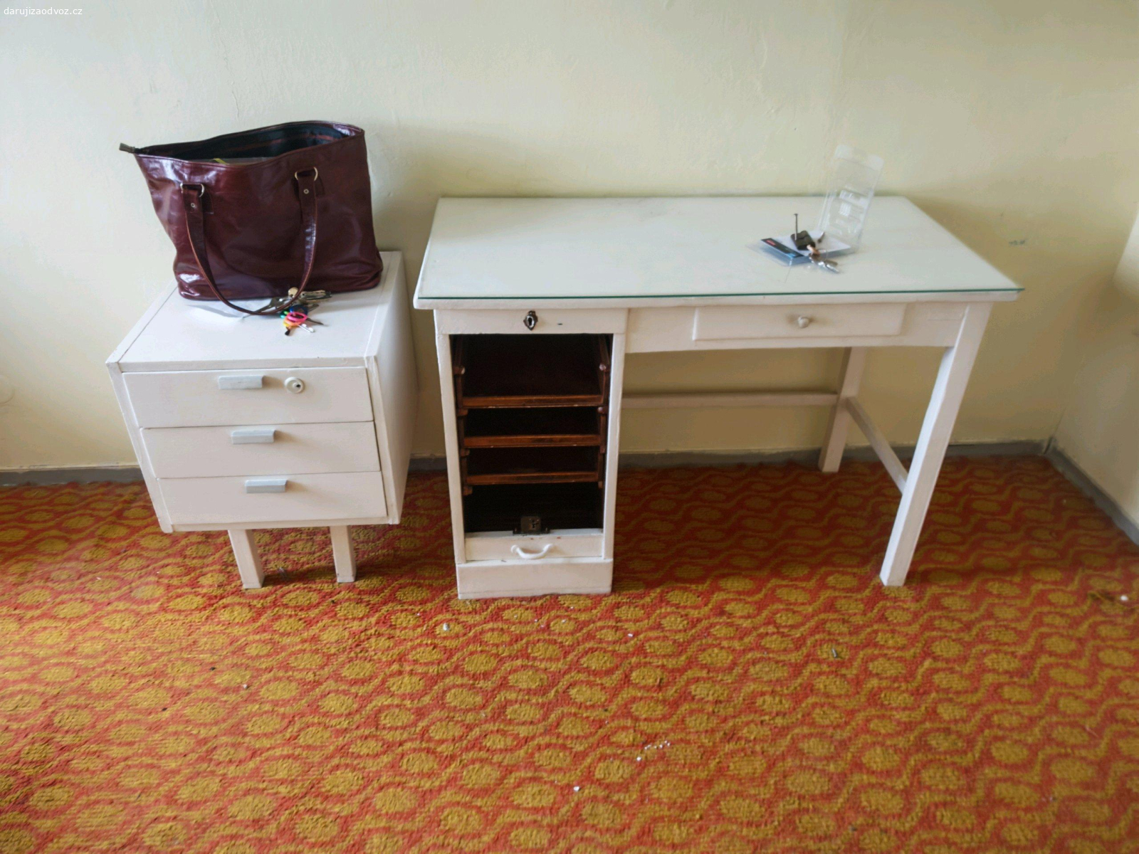 nábytek. daruji peřiñák,nočni stolek,psací stůl (dřevo),2válendy s matracemi,sedací soupravu rozkládací+ 2 křesla,světlá,2 ks koberců,vestavěnou skříň,kuchyñskou linku k rozebrání 120 cm Kladno Kročehlavy,nejraději vše najednou.