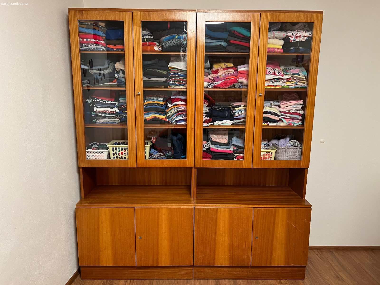 Nábytková sestava - skříňky + prosklené vitríny. Nabízím za odvoz nábytkovou stěnu. Rozměry: šířka 2x 90 cm, výška 206 cm (horní díl 142 cm, spodní díl 64 cm), hloubka horní 36 cm, spodní 47 cm. Stav viz foto, v případě zájmu mohu nafotit detailněji. K DISPOZICI BĚHEM ÚNORA 2025.