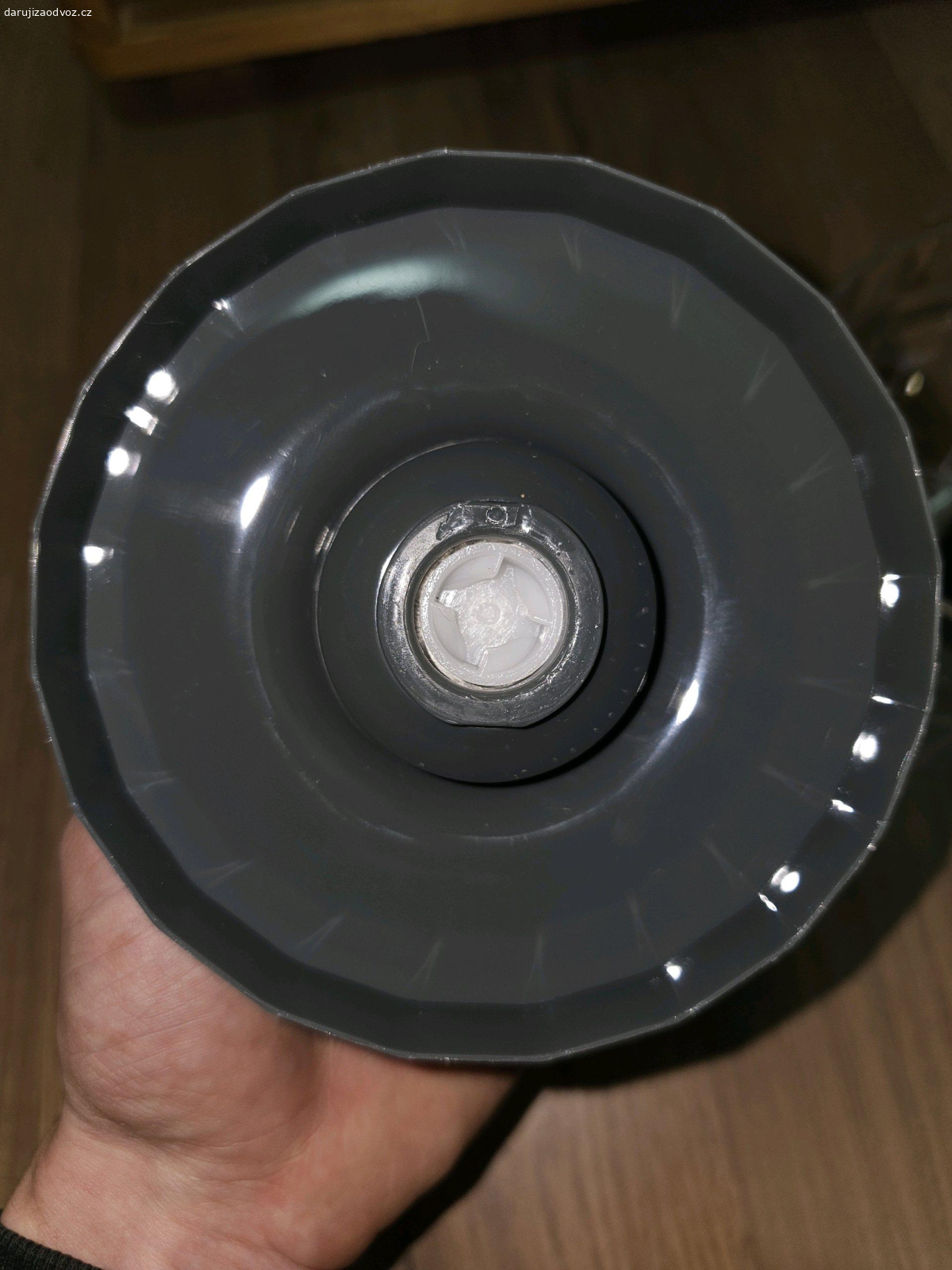 Nádoba k tyčovému mixéru. Daruji nádobu k mixéru nepoužitá úplně nová. Objednala jsem špatný model a tento mi teď leží doma.
Milka čokoláda potěší ale není podmínkou.