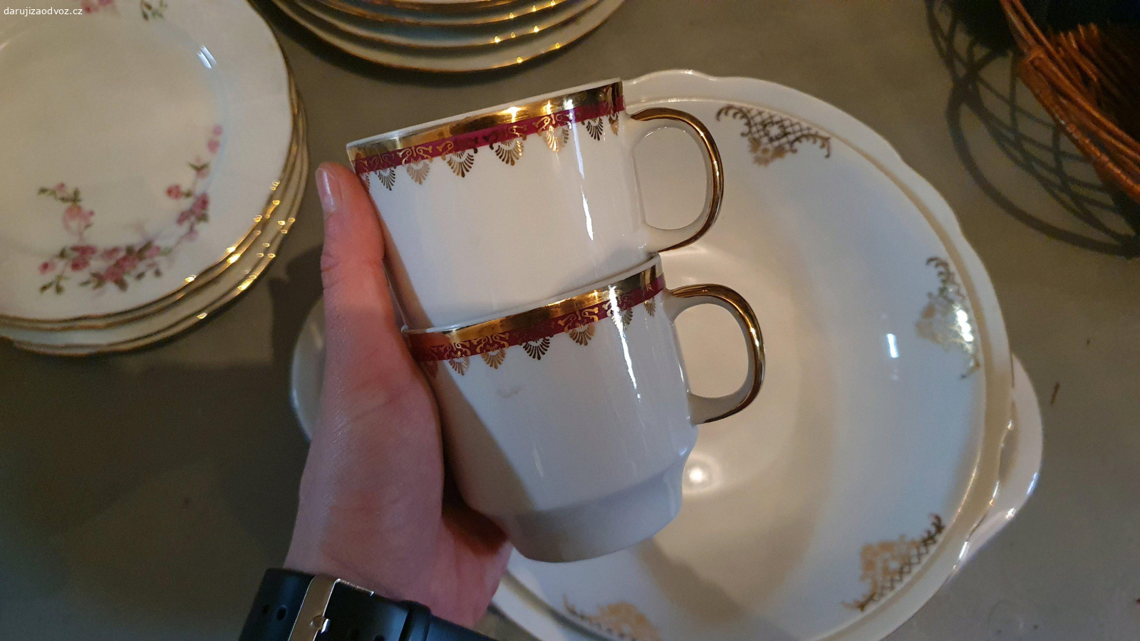 Porcelán Bohemia. daruji nádobí české značky Bohemia. Jedná se o 2 hluboké misky, 2 hrnky a 1 tác. Vše krásně zdobený porcelán do vašeho domova nebo na chaloupku.