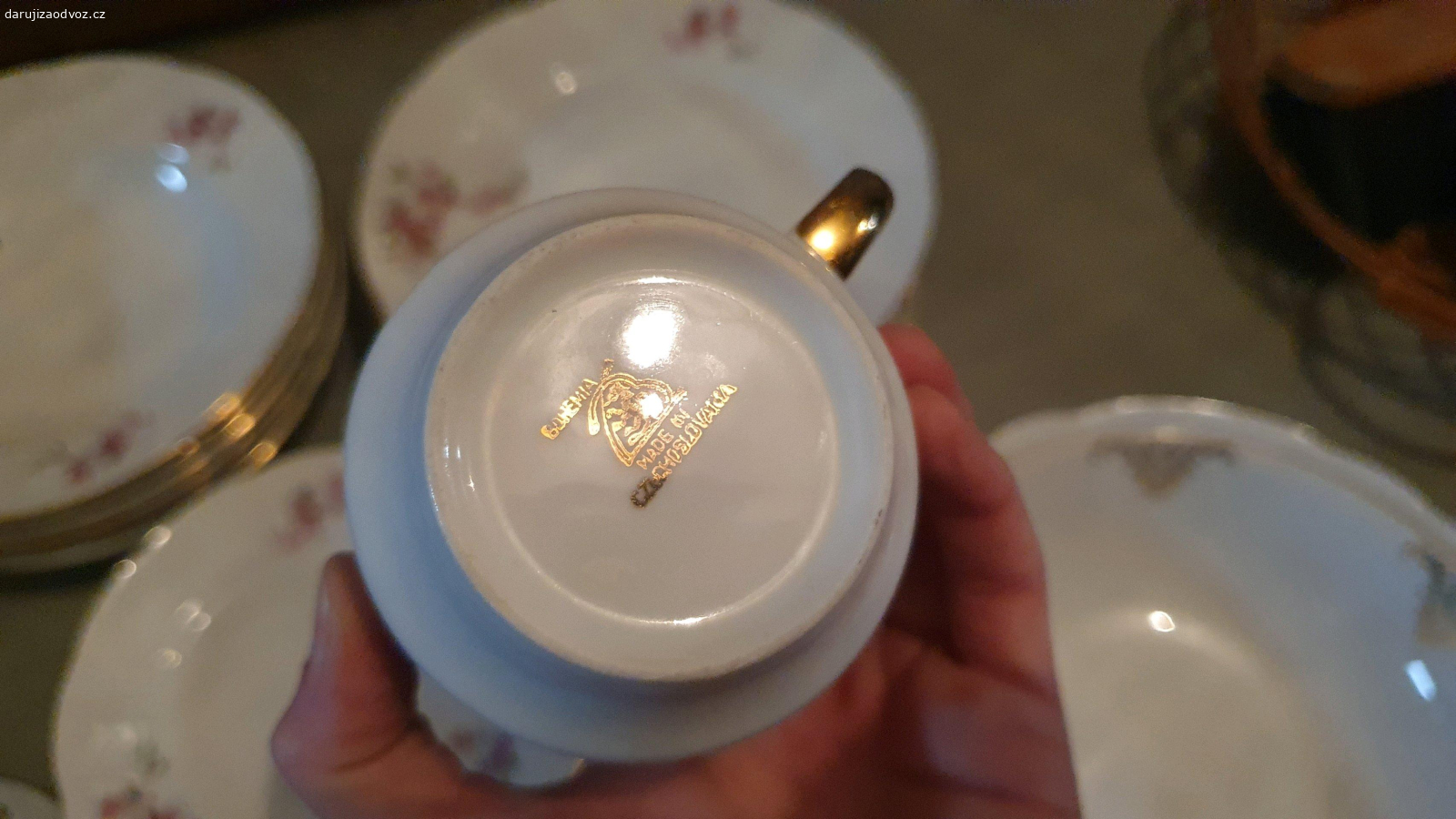 Porcelán Bohemia. daruji nádobí české značky Bohemia. Jedná se o 2 hluboké misky, 2 hrnky a 1 tác. Vše krásně zdobený porcelán do vašeho domova nebo na chaloupku.