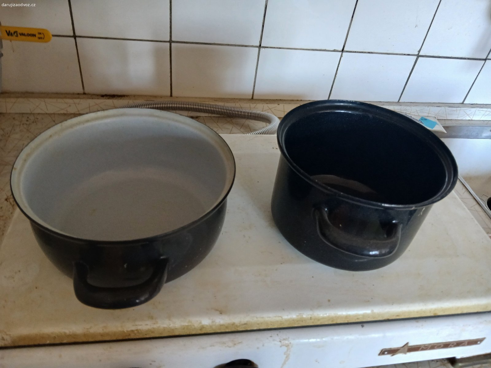 nádobí, vybavení do kuchyně, hrnce. nádobí, vybavení do kuchyně

Je potřeba vydrbat, úklid starého bytu.