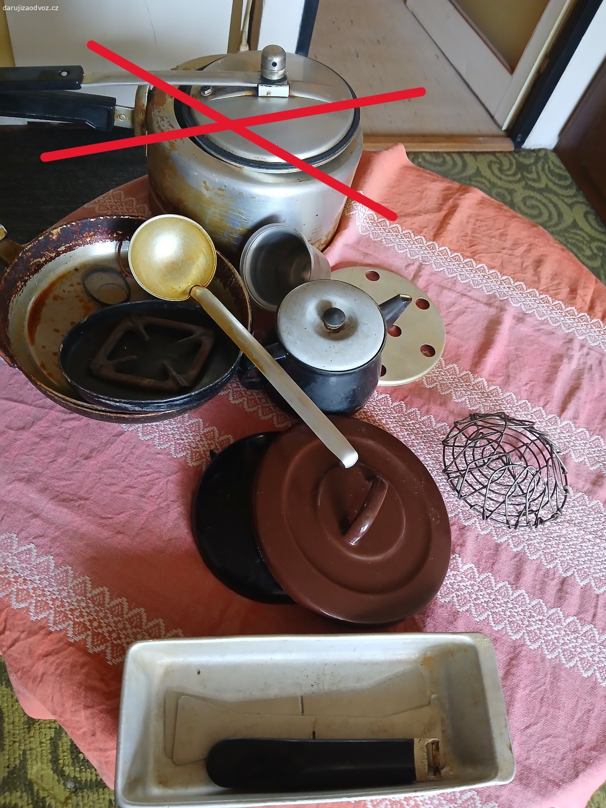 nádobí, vybavení do kuchyně, hrnce. nádobí, vybavení do kuchyně

Je potřeba vydrbat, úklid starého bytu.