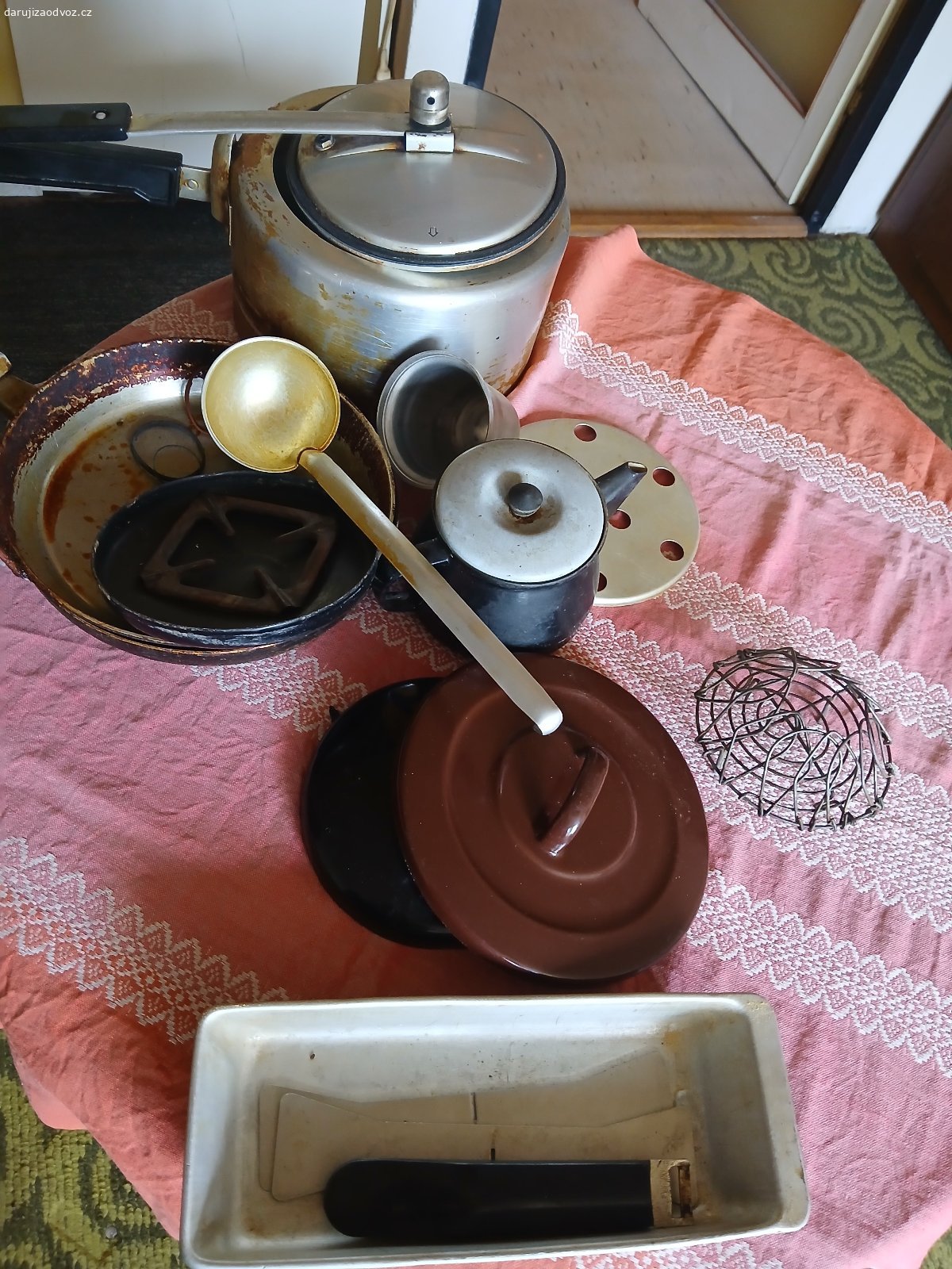 nádobí, vybavení do kuchyně. nádobí, vybavení do kuchyně

Je potřeba vydrbat, úklid starého bytu.