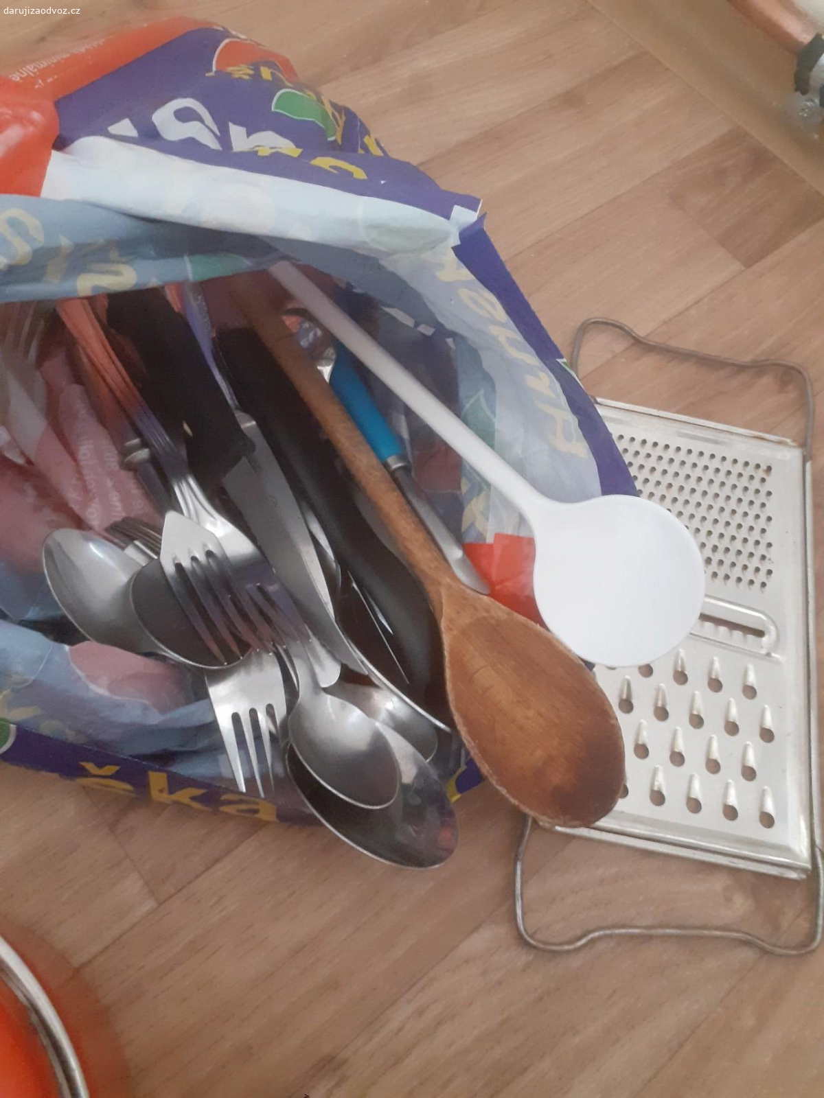 Nádobí. Daruji různé nádobí, příbory, hrnec, hrnky, talíře, sklo