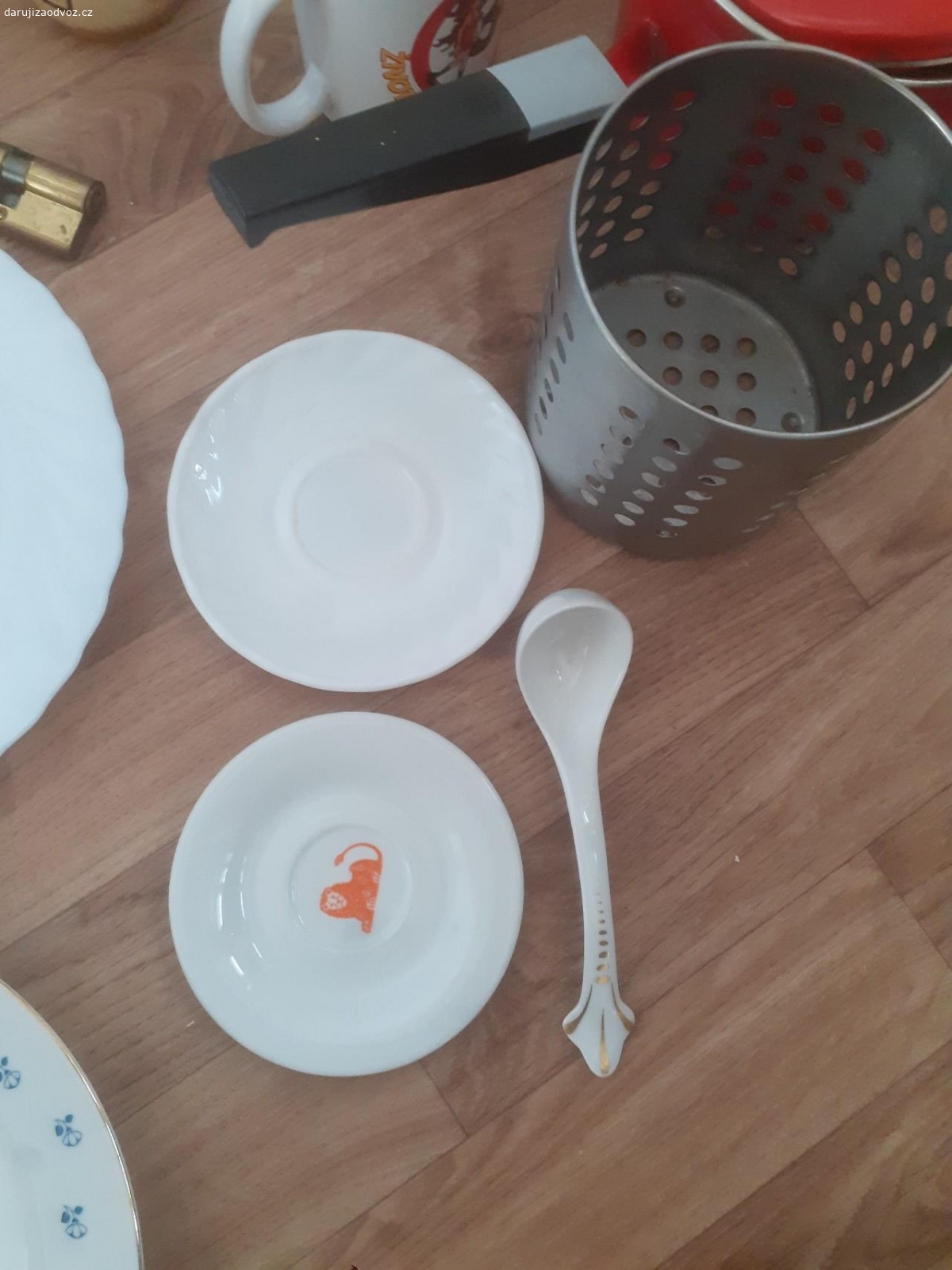 Nádobí. Daruji různé nádobí, příbory, hrnec, hrnky, talíře, sklo